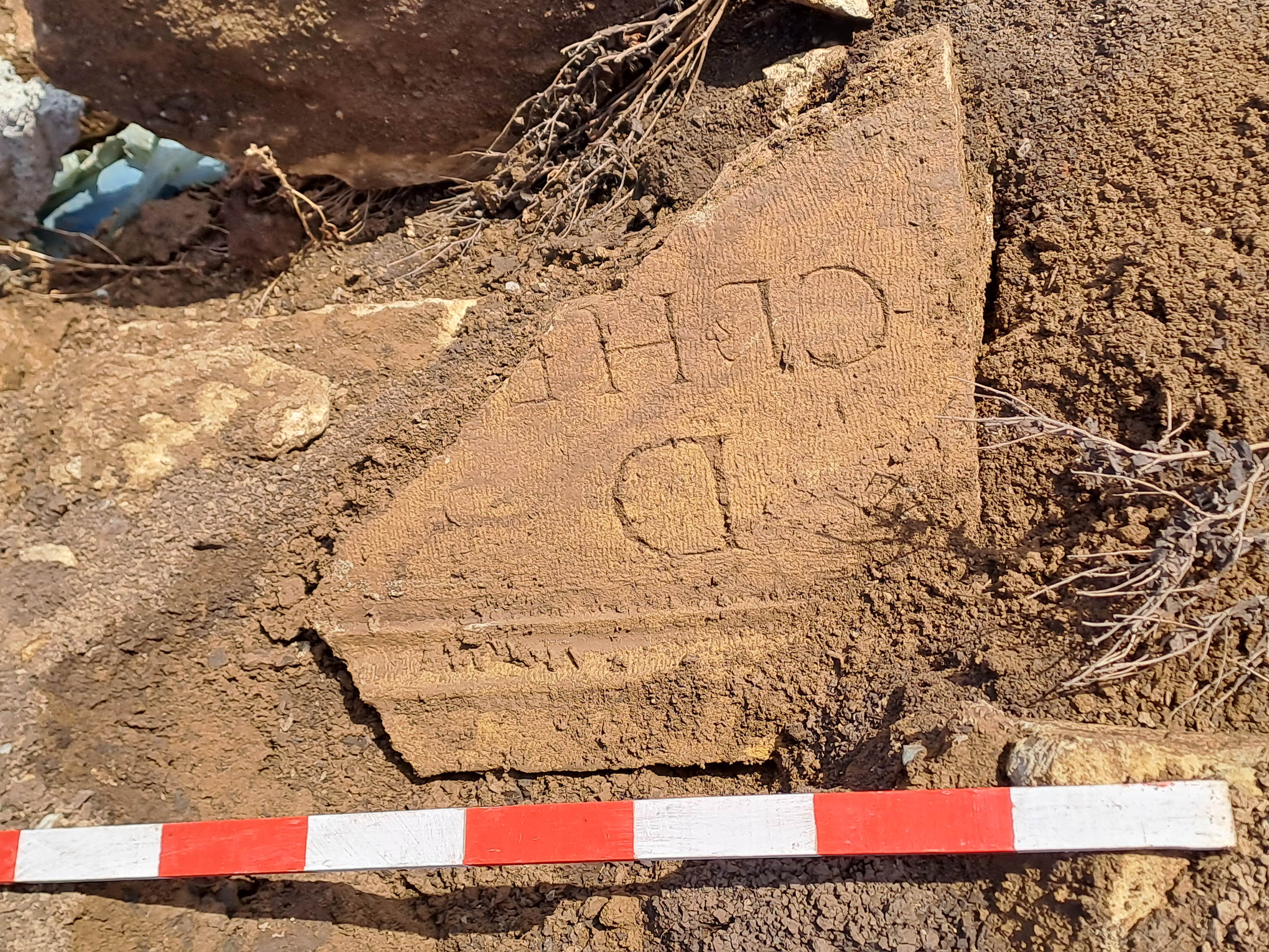 Autoritățile din Alba, după ce un gropar a spart cu excavatorul un sarcofag roman din epoca lui Traian: „Ce înseamnă valoare universală? Că vin marțienii să vadă sarcofagul?”