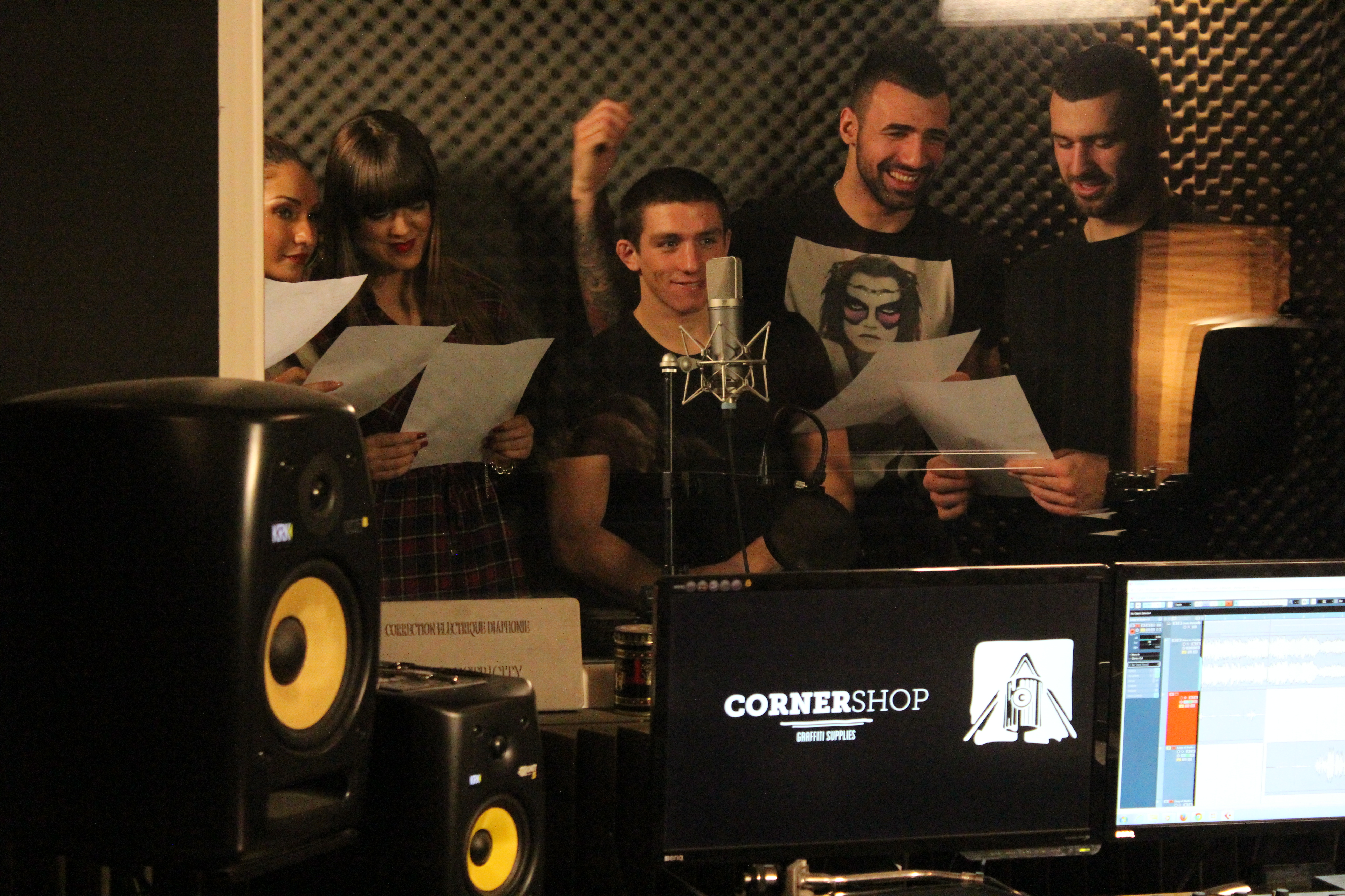 EXCLUSIV / Primiți cu colindul? Luptătorii Superkombat au intrat în studio! GALERIE FOTO&VIDEO