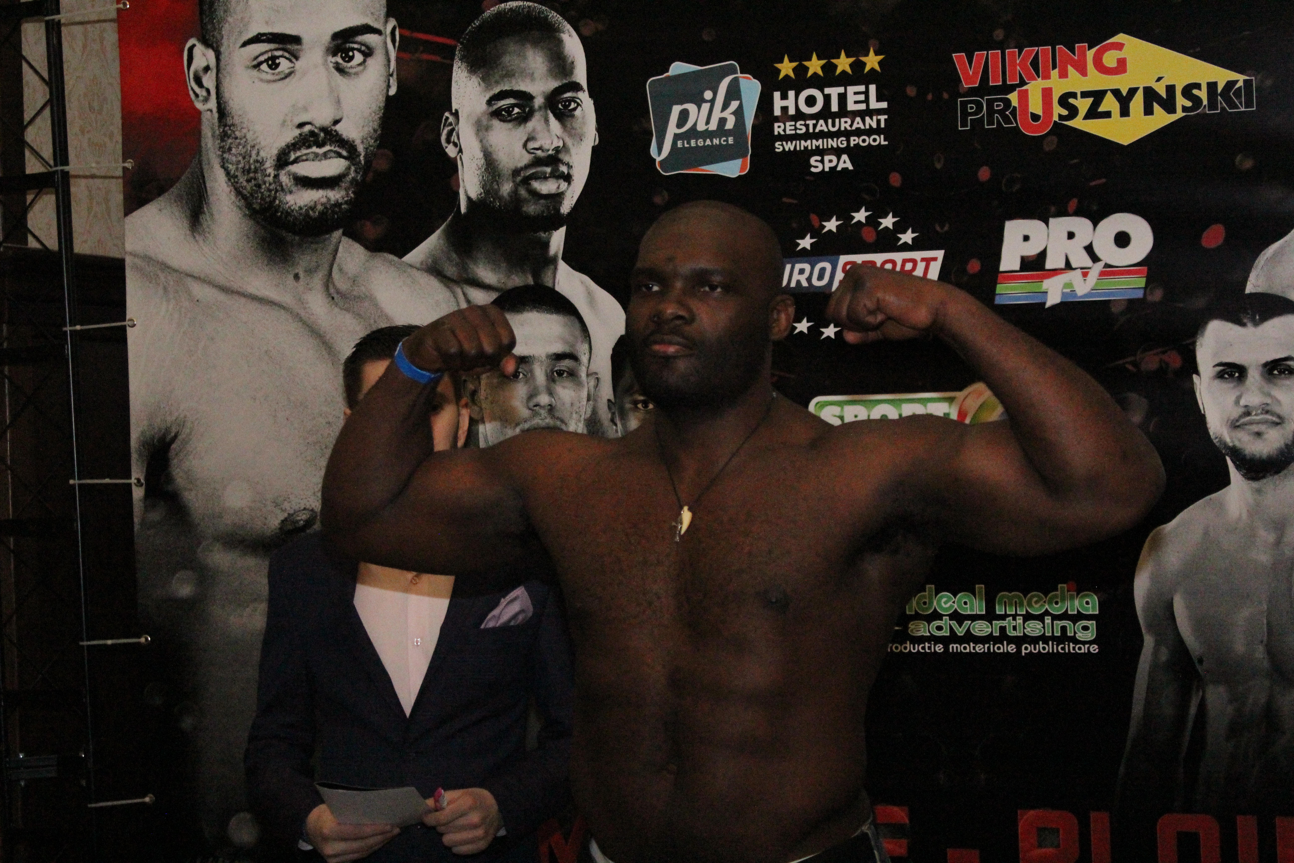 Luptătorii de la Superkombat Ploiești s-au confruntat pentru prima dată la cântarul oficial / GALERIE FOTO
