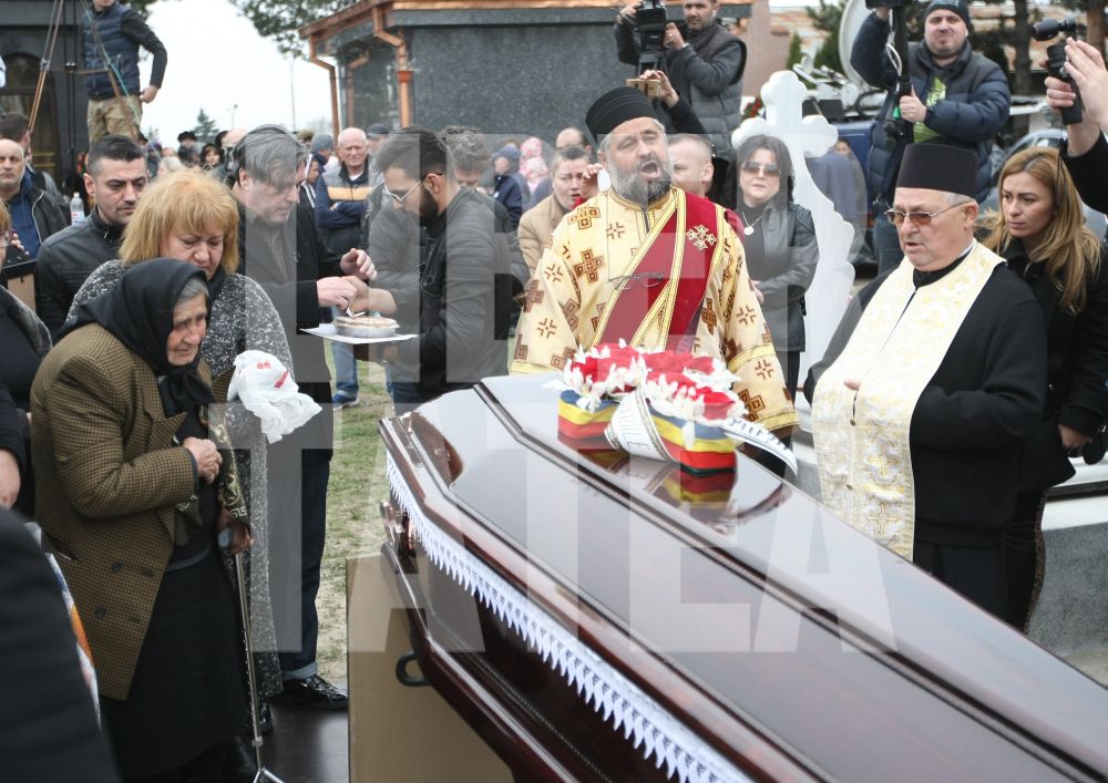 VIDEO și FOTO EXCLUSIV / Ileana Ciuculete a fost înmormântată. Cântăreața de muzică populară a fost condusă pe ultimul drum de sute de persoane
