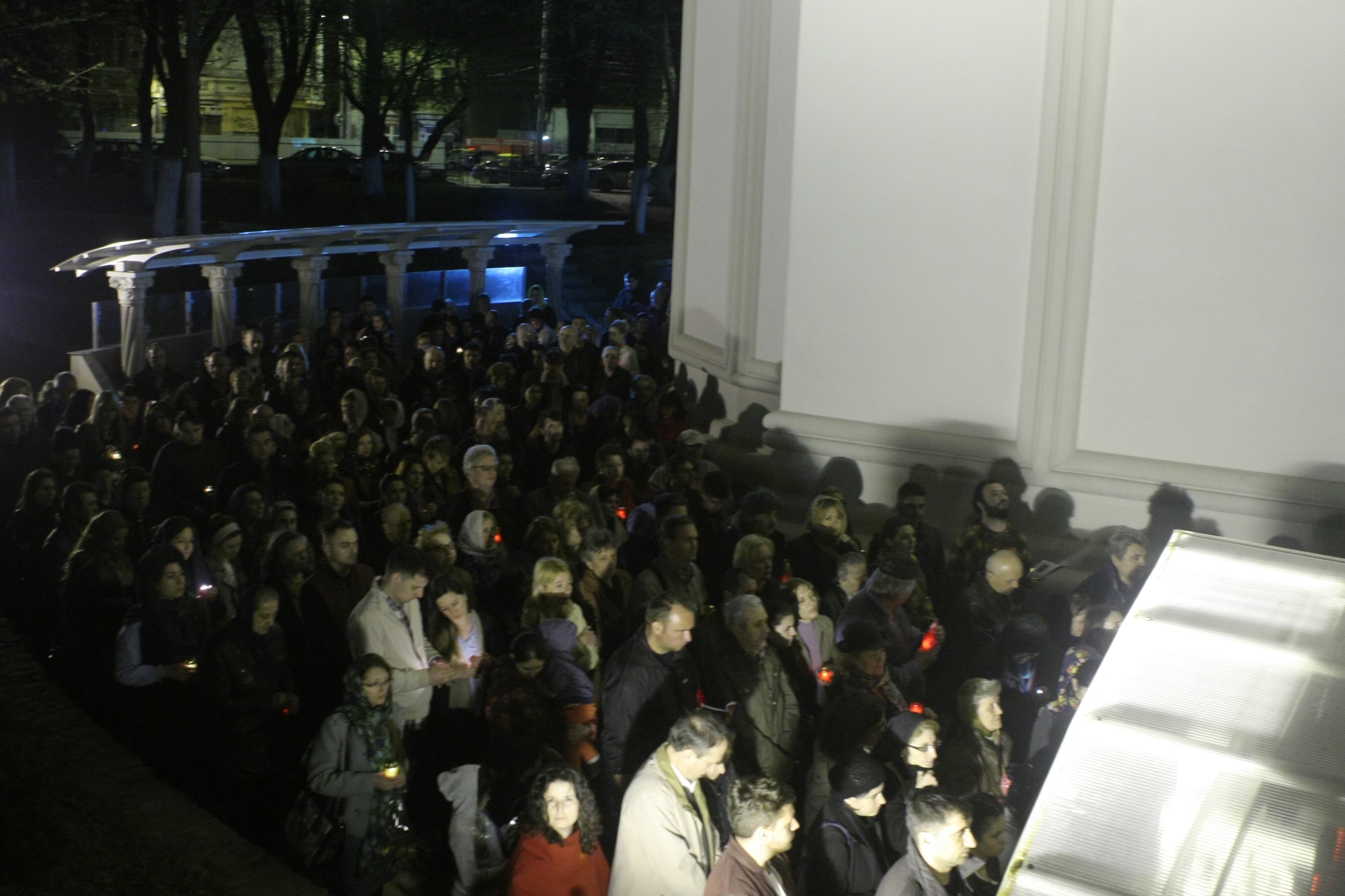 Credincioșii au participat la cântarea Deniei Prohodului la biserica Sfântul Gheorghe Nou din București GALERIE FOTO