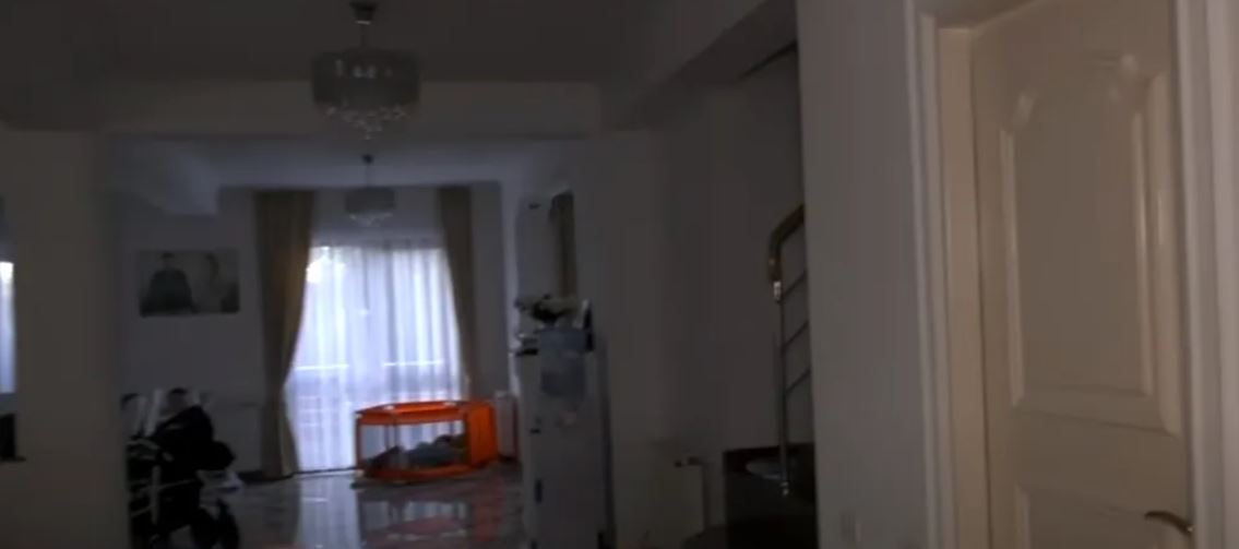 Imagini din casa în care locuiește Betty Salam. Vila are două etaje și arată ca un palat