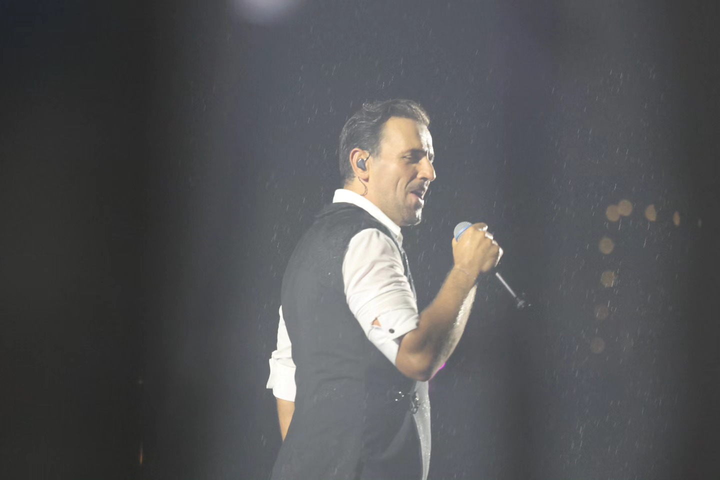 Vedeta care a stat de vorbă cu Nikos Vertis în culisele concertului său din Piața Constituției din București. A fost impresionată: „De neuitat”