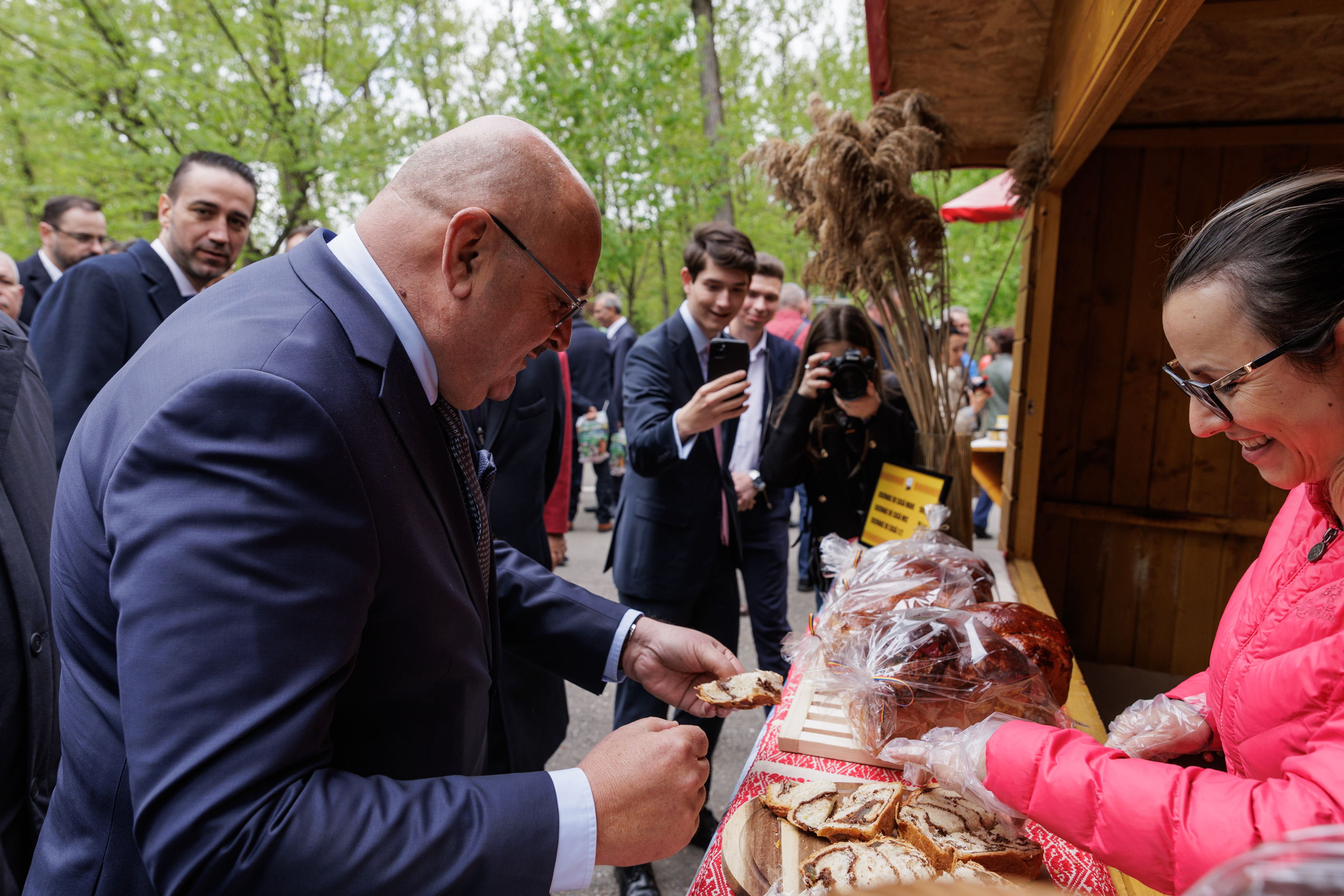 FOTO VIDEO REPORTAJ Cum a fost Parada Florilor ediția 2024: politicienii au împărțit scena cu micii prinți și s-au bucurat de cozonac gratis