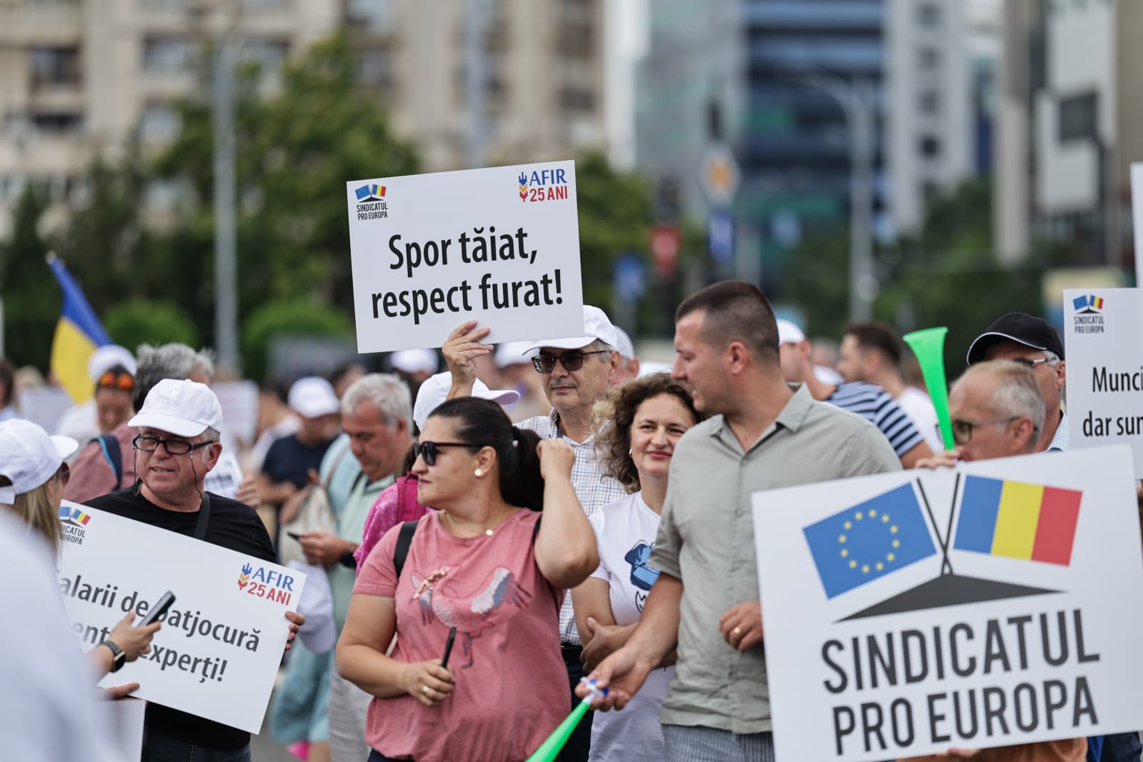 2.000 de angajați din APIA, AFIR și MIPE veniți din toată țara protestează în Piața Victoriei: „Spor tăiat, respect furat”