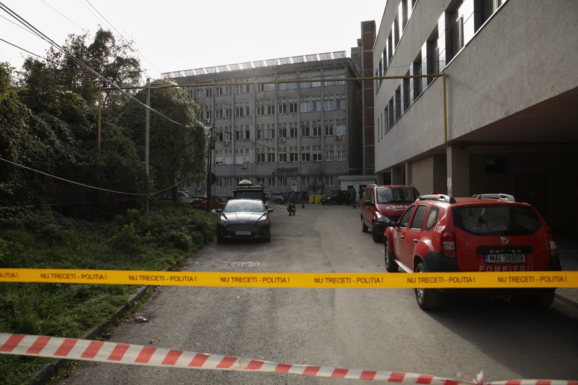 VIDEO | Imaginile durerii la Piatra Neamț. Rudele victimelor au venit la spital să-și ia acasă morții