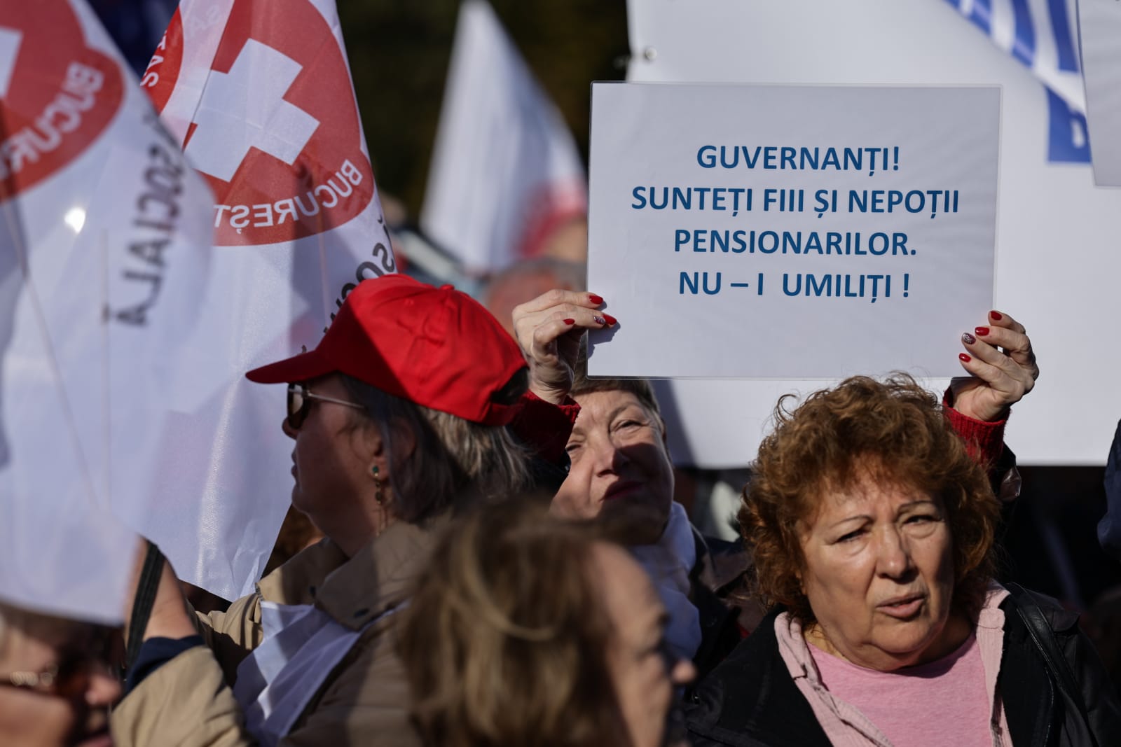 Mii de oameni au protestat în Piața Victoriei  pentru creşterea salariului minim şi a pensiilor. Sloganurile politice, interzise