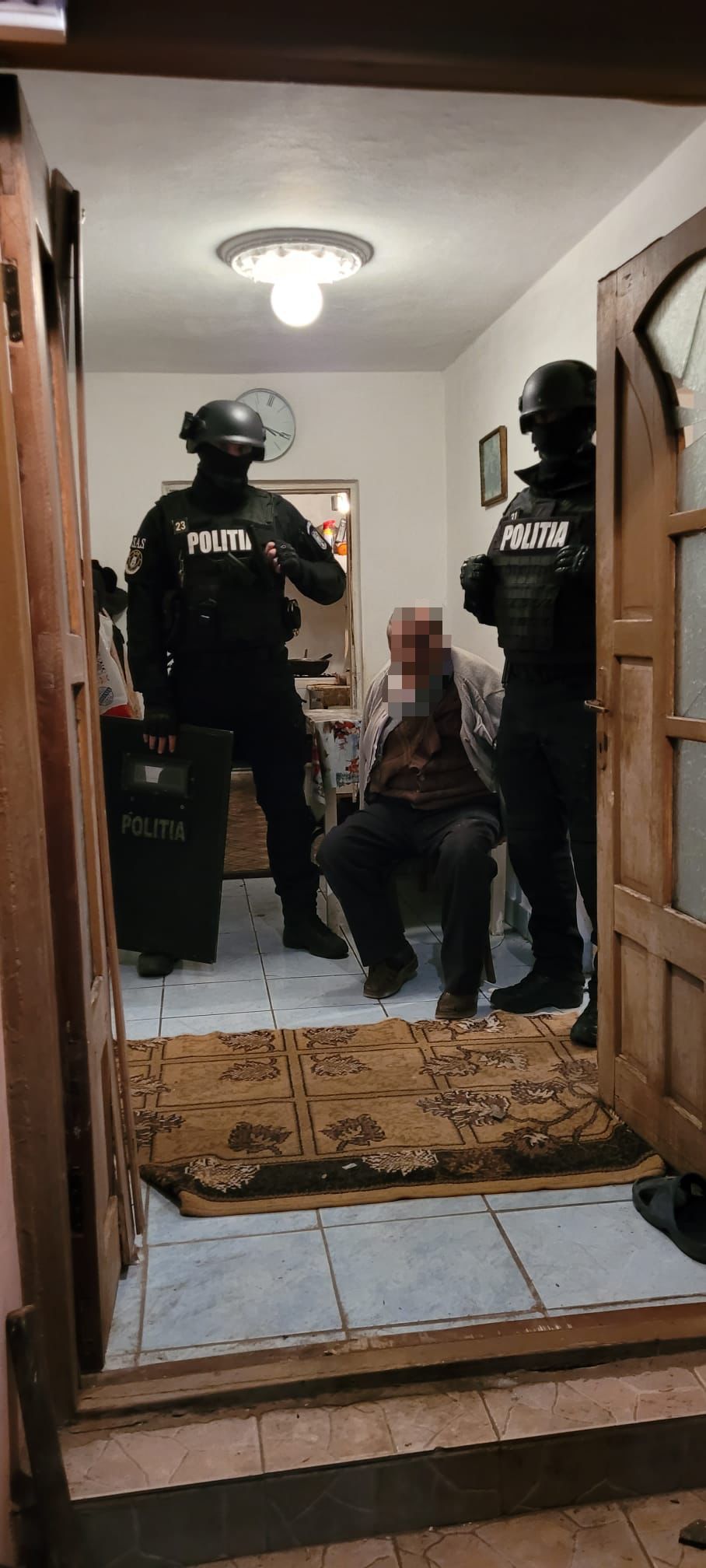 Fetiță de 4 ani salvată de mascați din beciul în care o sechestrase tatăl ei, la Săvinești. Bărbatul i-a așteptat pe polițiști cu toporul în mână