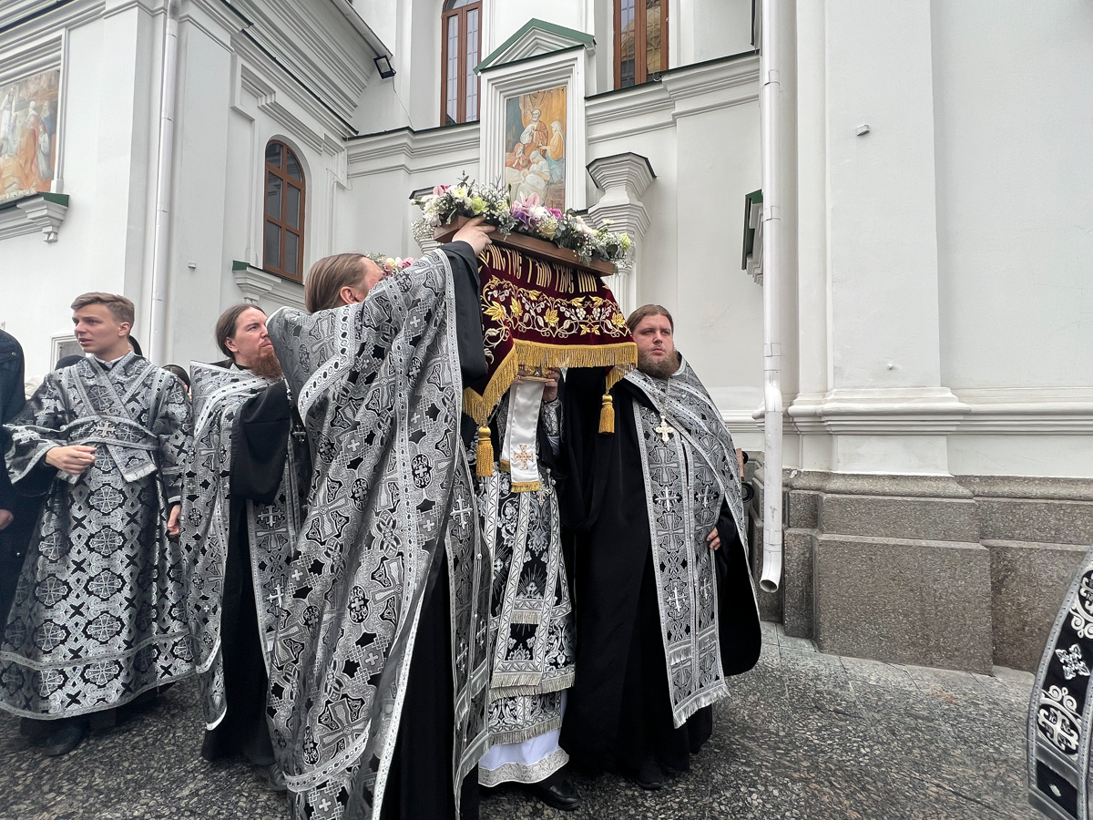 CORESPONDENȚĂ DIN KIEV. În așteptarea Învierii printre baricade, soldați înarmați și alarme, un preot are un mesaj pentru români: „Ne-ați ajutat enorm. Și nu vom uita asta niciodată”