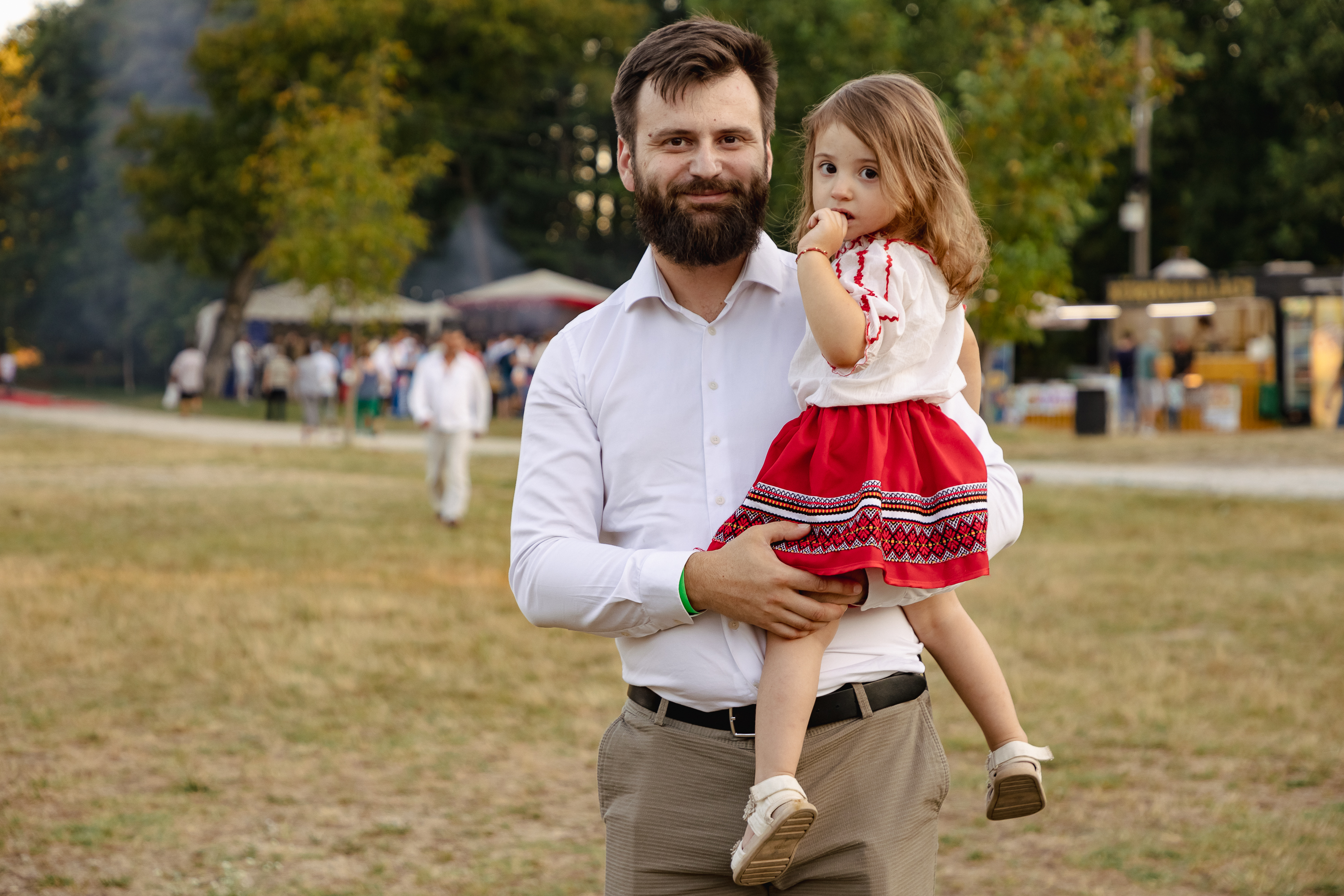 REPORTAJ Actorul Cuzin Toma a venit cu Taraful Caliu să aducă Film în Sat, la Peștișani, Gorj: „Să știe oamenii care m-au văzut crescând că joc și roluri serioase!”