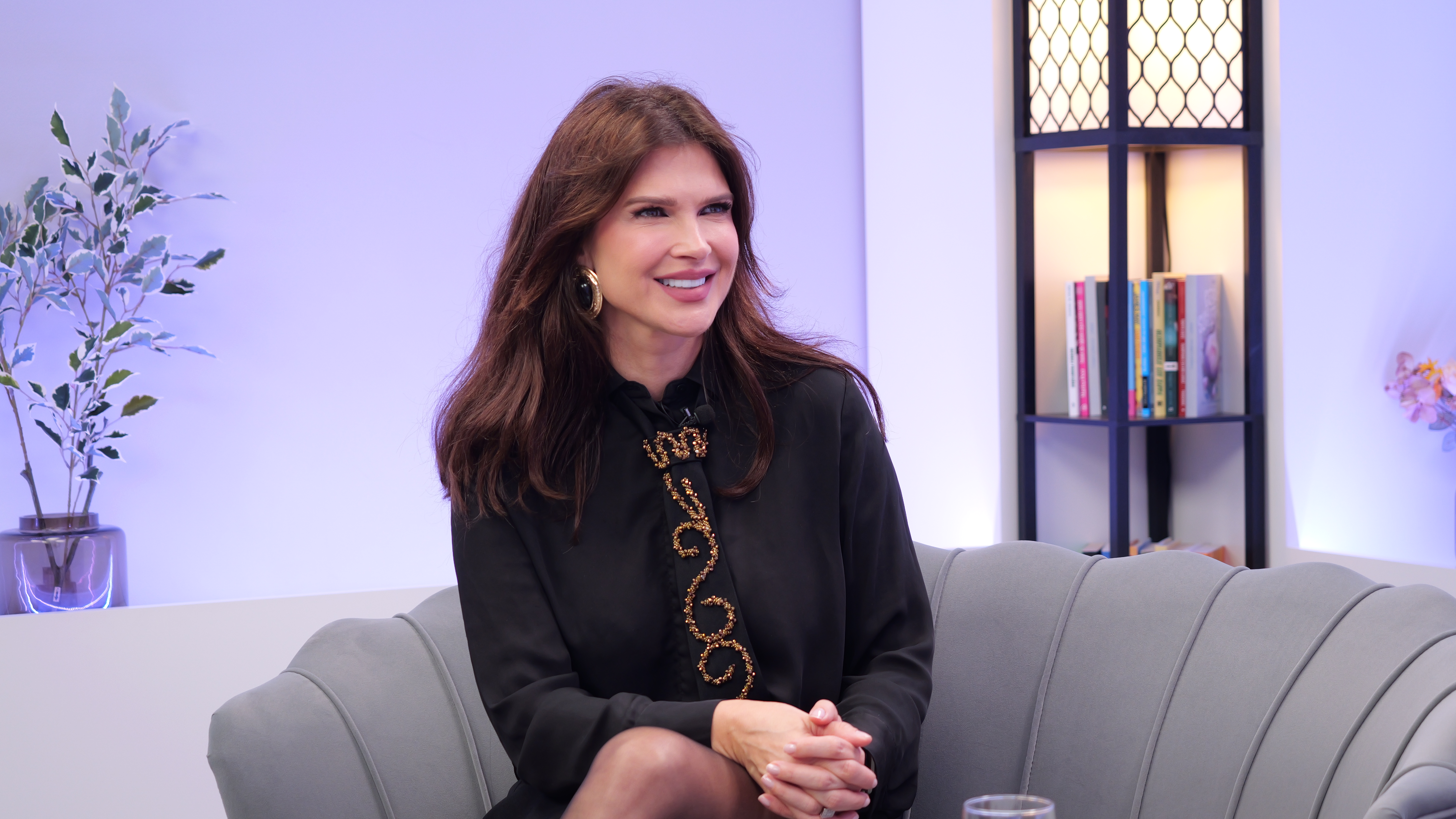Monica Bîrlădeanu, dezvăluiri inedite la „Dincolo de copertă”. Câte uși i-a deschis frumusețea și de ce s-a apucat de teatru la 46 de ani: „Este percepția și așteptarea de la mine”