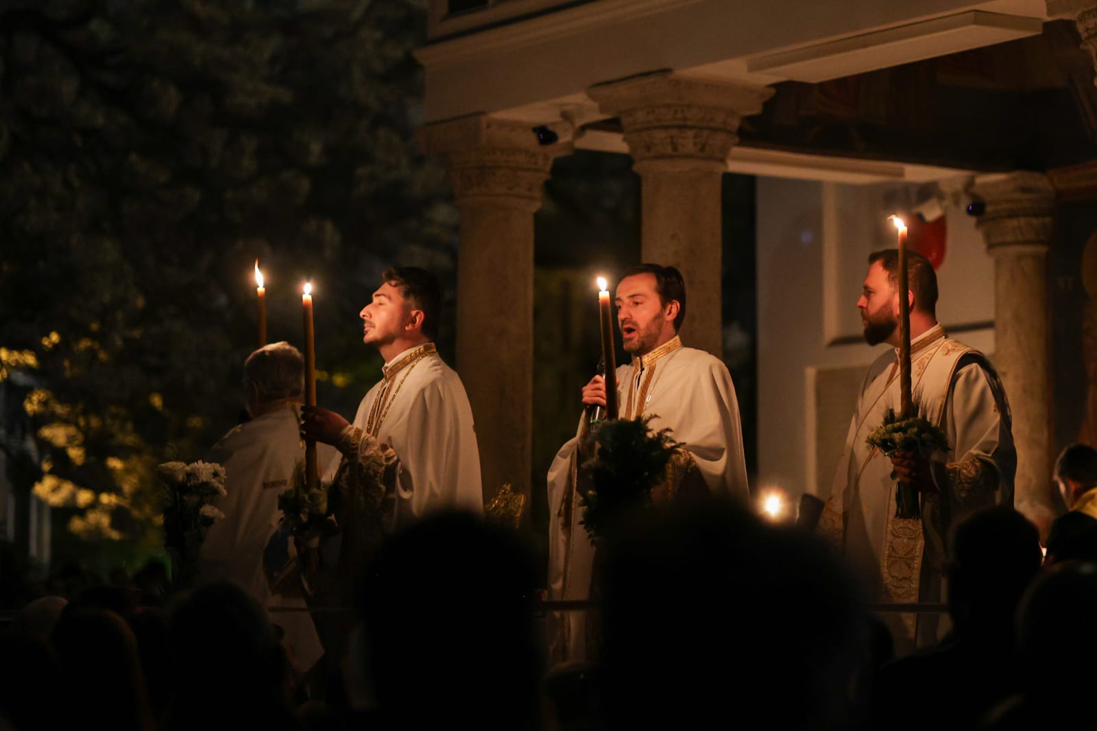 „Hristos a Înviat!” a răsunat sâmbătă la miezul nopții în întreaga Românie. „Un dar al iubirii lui Dumnezeu pentru noi toți”