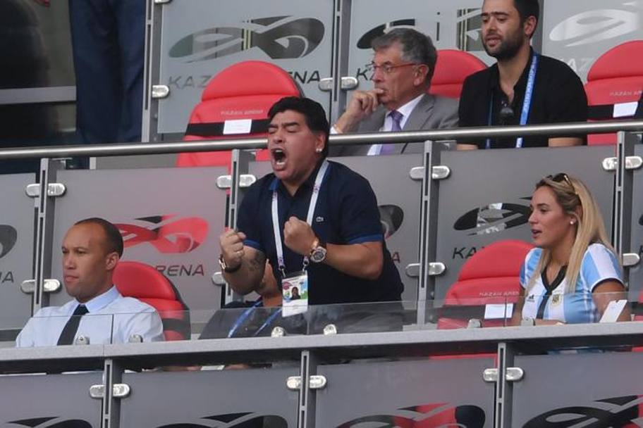 Reacțiile lui Diego Maradona din timpul meciului Franța - Argentina 4-3. La final, a pus tunurile pe selecționer / GALERIE FOTO
