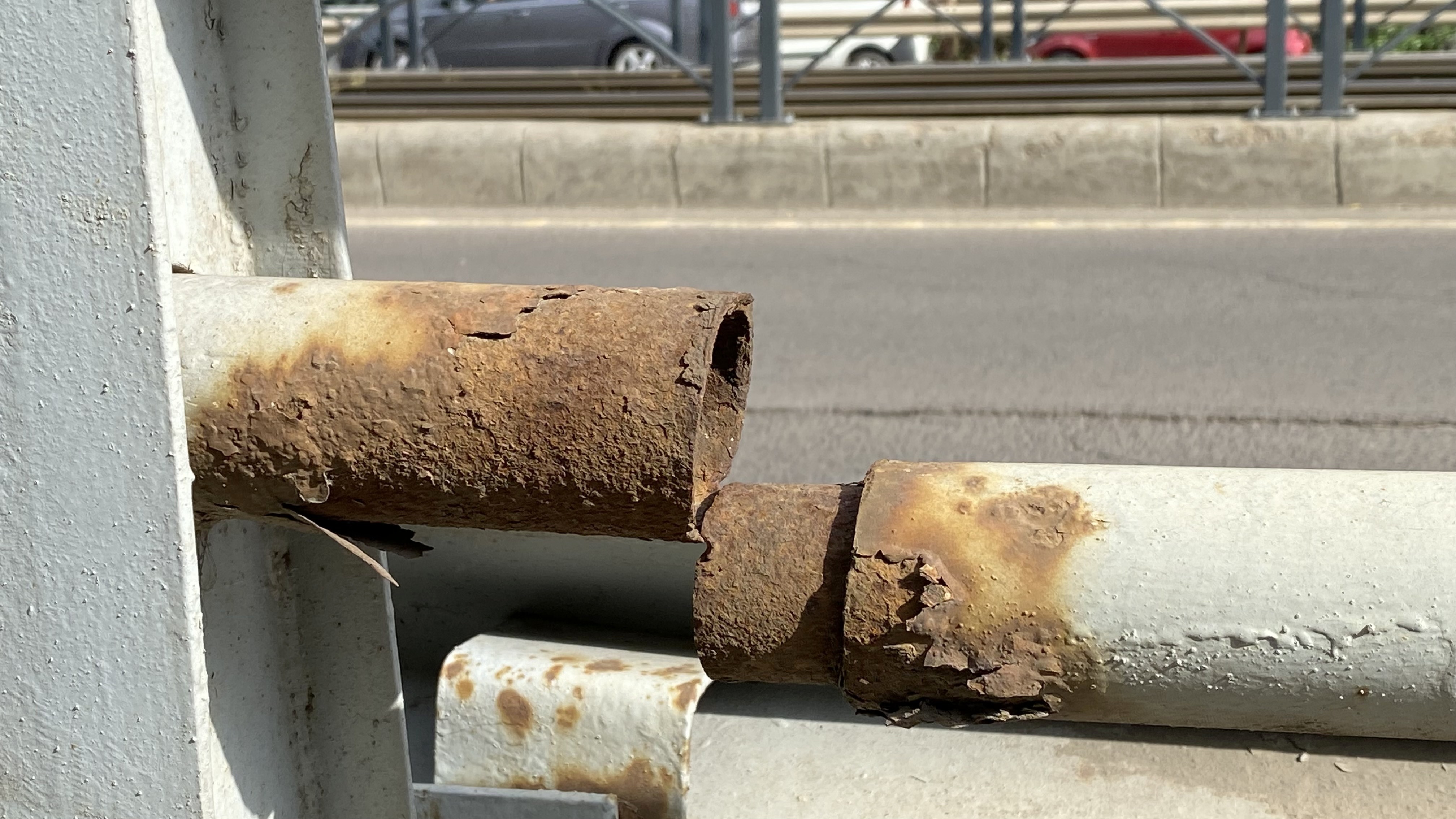 Balustrade lipsă sau ruginite, bucăți de beton care stau să cadă, structură de rezistență într-o stare precară. Cum arată Podul Grant, care intră în reparații pentru doi ani