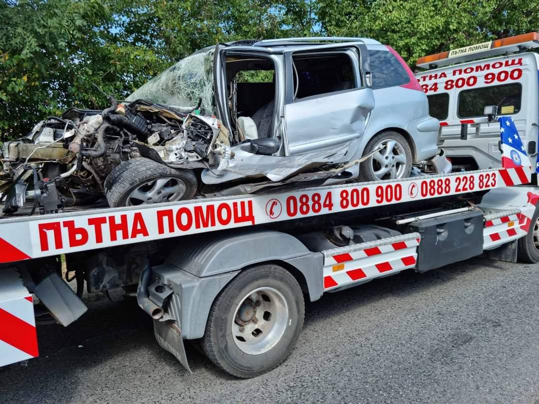 Imagini teribile cu autocarul românesc implicat în accident în Bulgaria. Bucăți din vehicul au rămas agățate de un copac