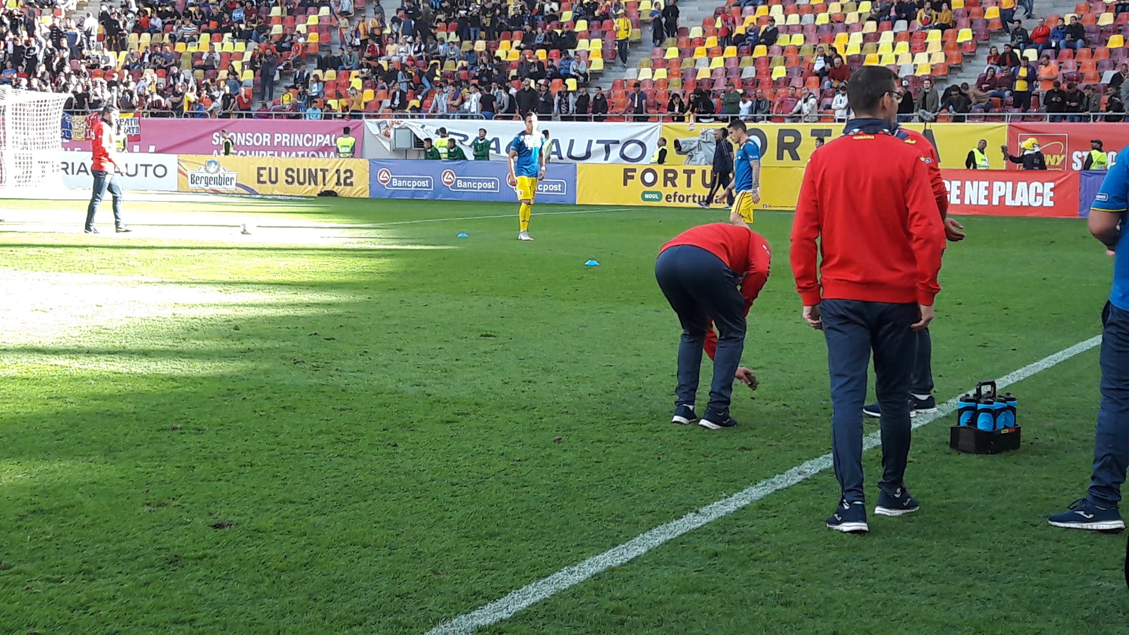 Gazon execrabil pe ”Arena Națională”, la România - Serbia 0-0. Brazdele au sărit încă de la încălzire / GALERIE FOTO