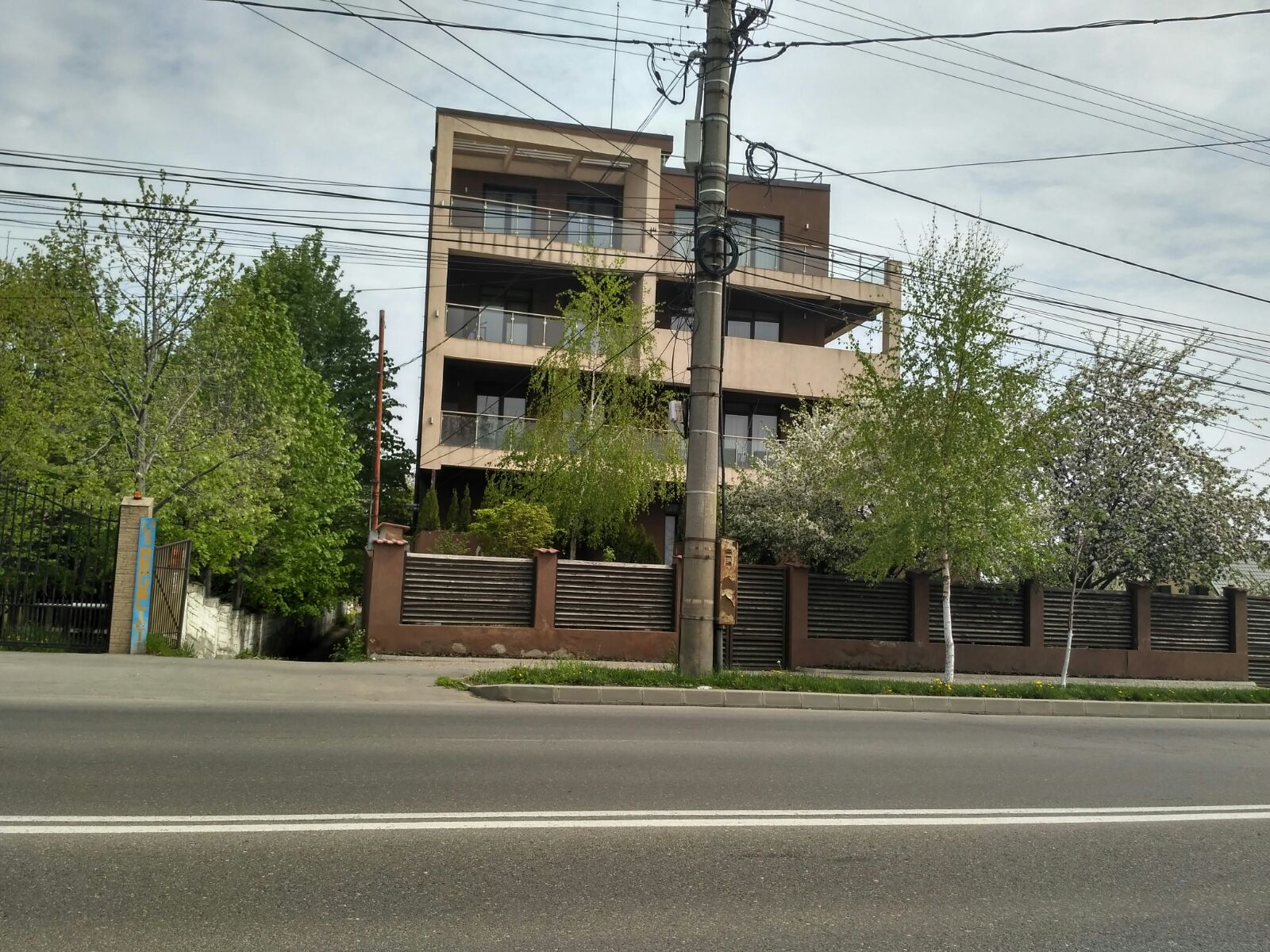 REPORTAJ: Ploiești, un oraș, două lumi total diferite: Viața în lux și viața printre gunoaie în urbea lui Caragiale/ VIDEO&FOTO