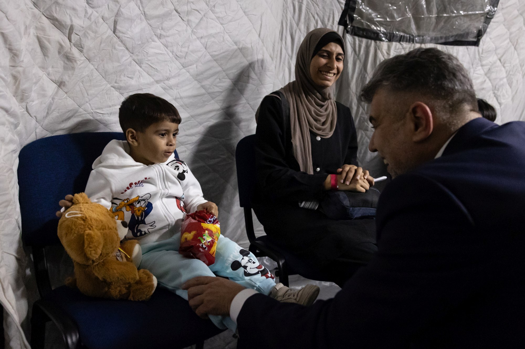 Spitalele din România vor trata copii răniți în războiul din Fâșia Gaza. Primii opt au ajuns la București