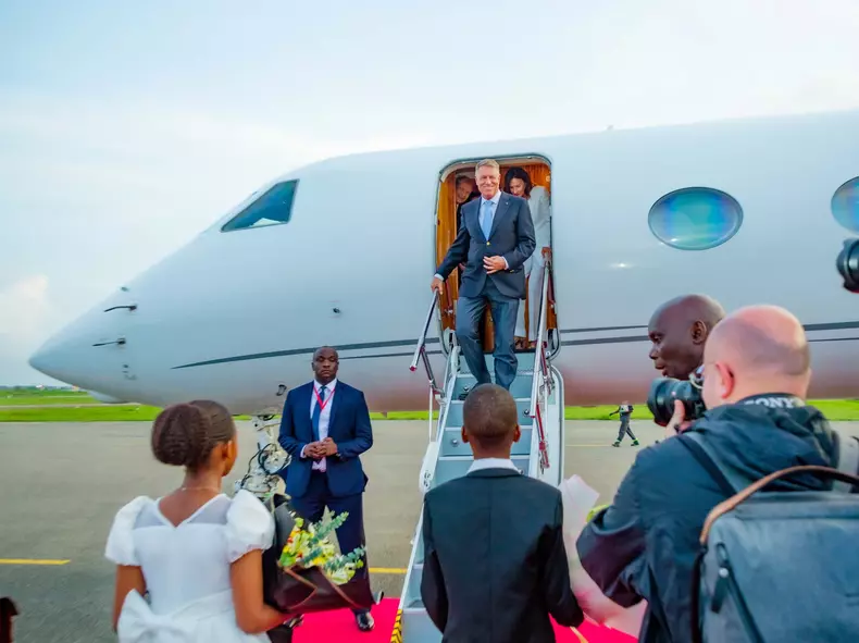 LIBERTATEA A AJUNS ÎN CAPUL VERDE. După aproape 200 de ani, știm cât a costat călătoria lui Darwin în jurul lumii, dar nu știm cât a costat expediția lui Iohannis în Africa