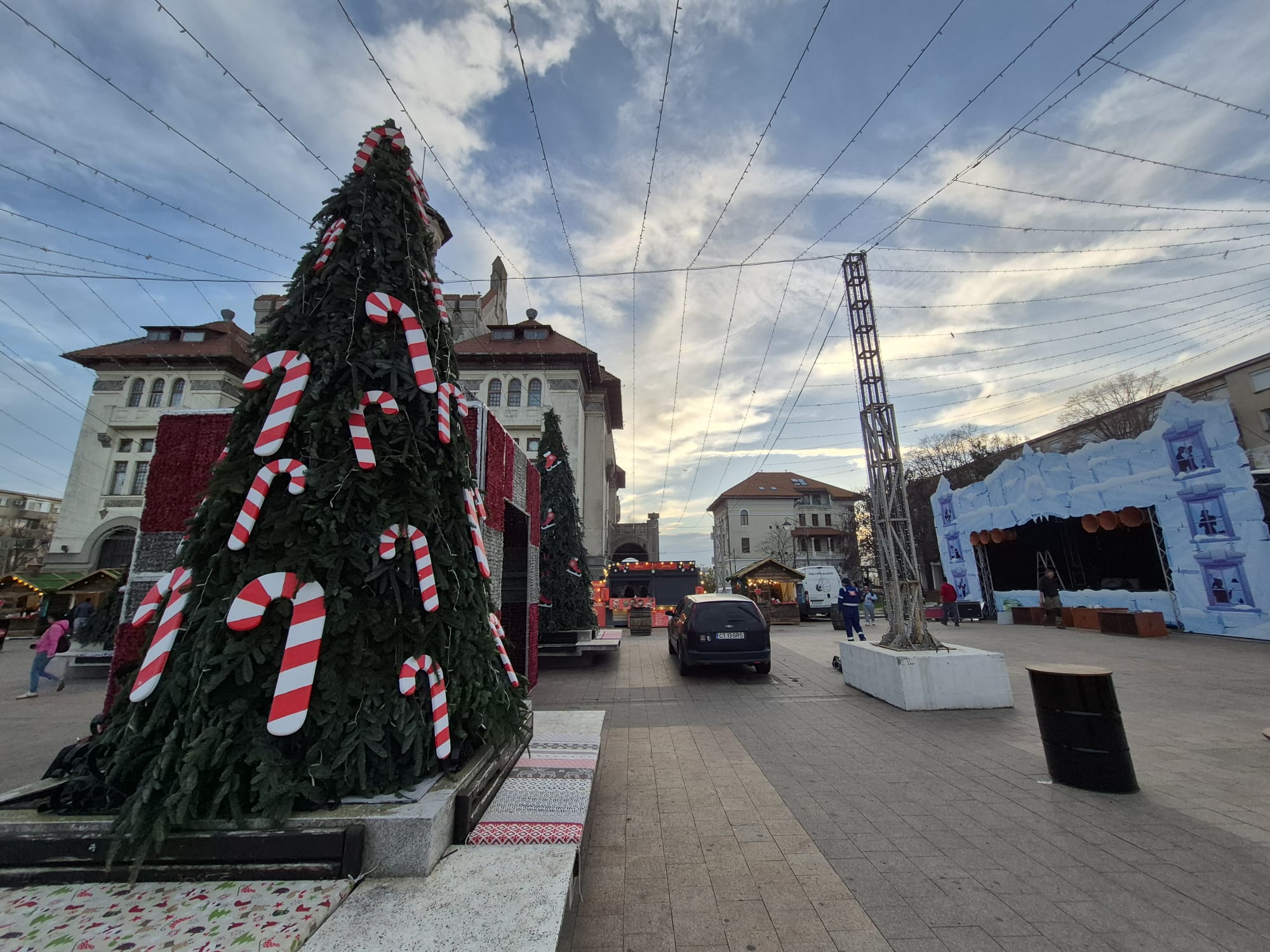 Ce s-a văzut la Târgul de Crăciun din Constanța în prima zi: urși suspendați pe un bloc în construcție, butoaie murdare și patinoar fără gheață 