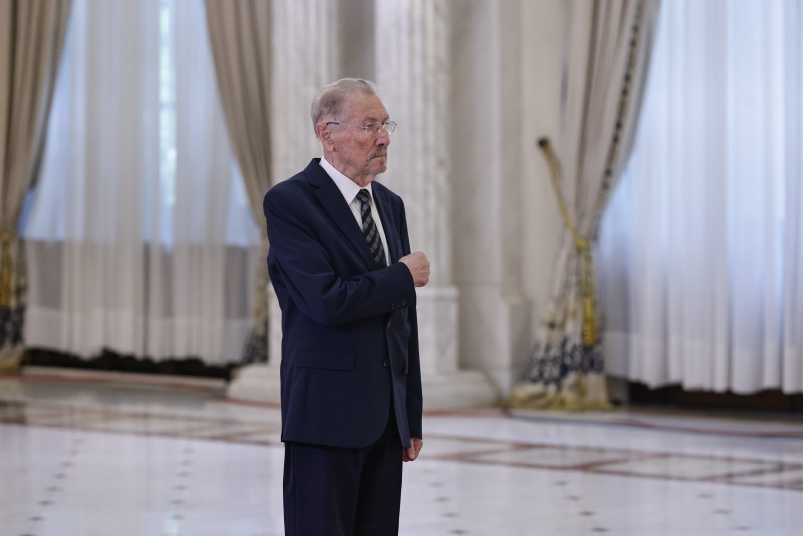 Cine a mers să-i aducă un ultim omagiu lui Ion Iliescu la Palatul Cotroceni