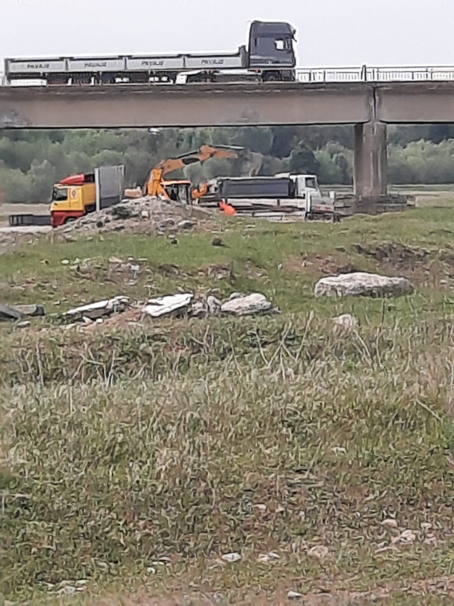 O firmă care a câștigat consolidarea unui pod în Suceava este aceeași care a fost filmată de localnici când ridica balast de sub pod
