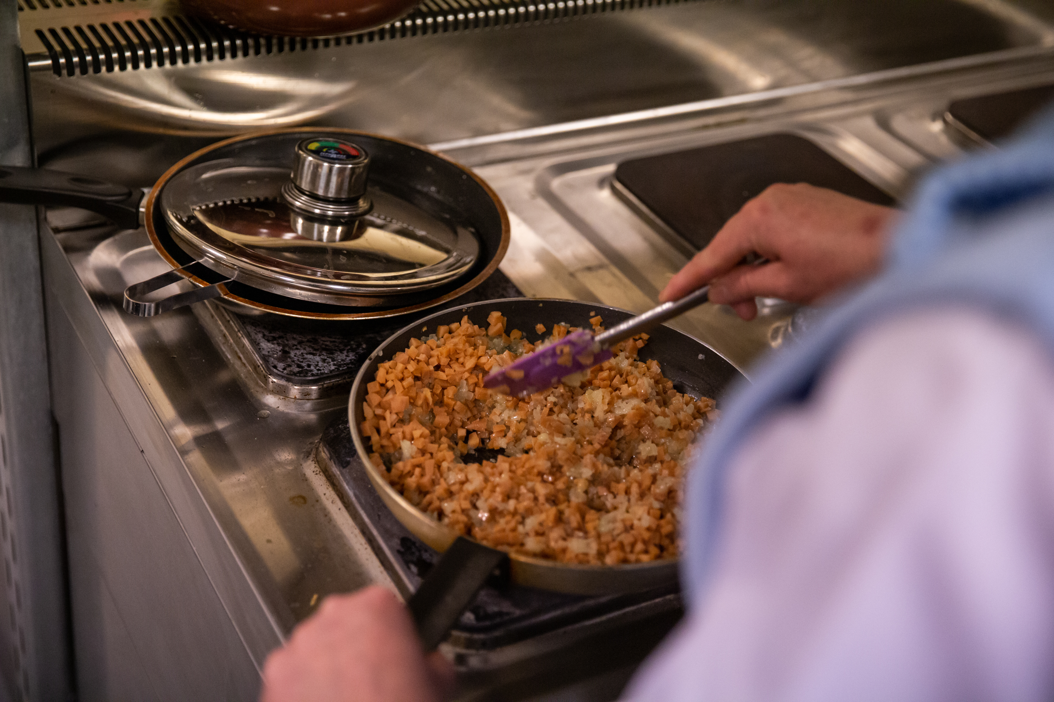 Pariul Mădălinei: primul restaurant din România unde nimic nu se aruncă, totul se transformă. Ce gust au chipsurile din zaț de cafea și piureul din coji de mere?