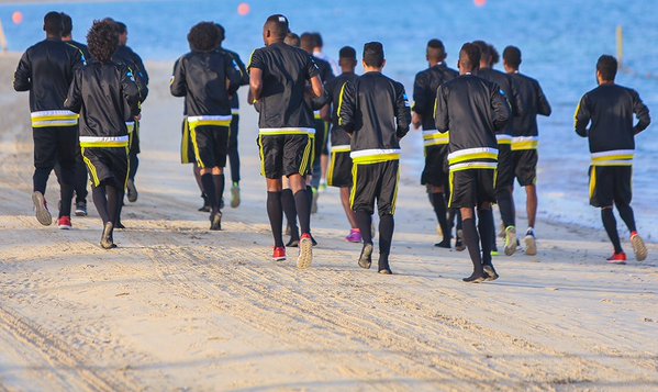 Victor Pițurcă scoate untul din fotbaliștii săi pe plaja din Dubai / GALERIE FOTO