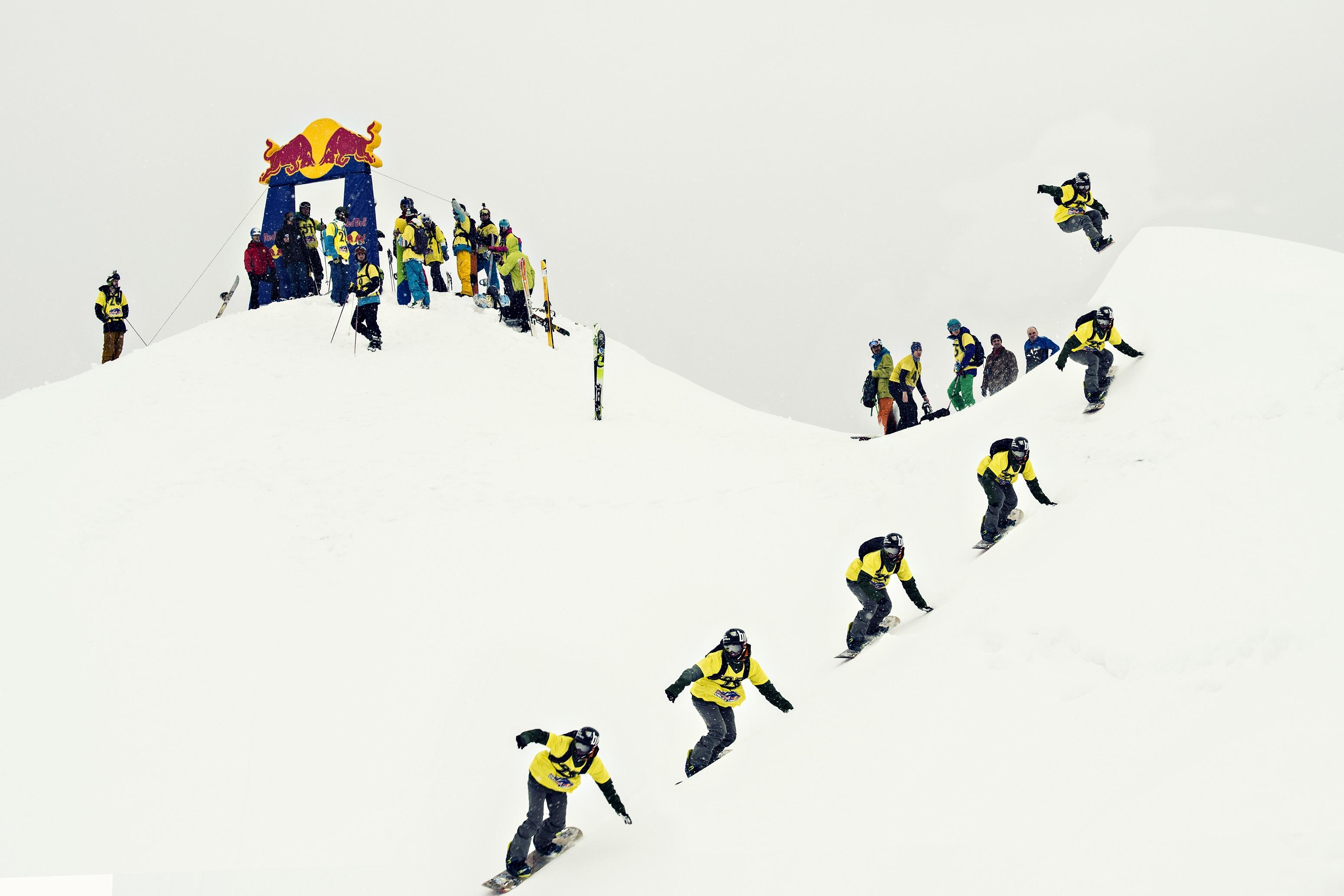 La Câmpul lui Neag, lângă Hunedoara, 110 schiori și snowboarderi au cucerit muntele!