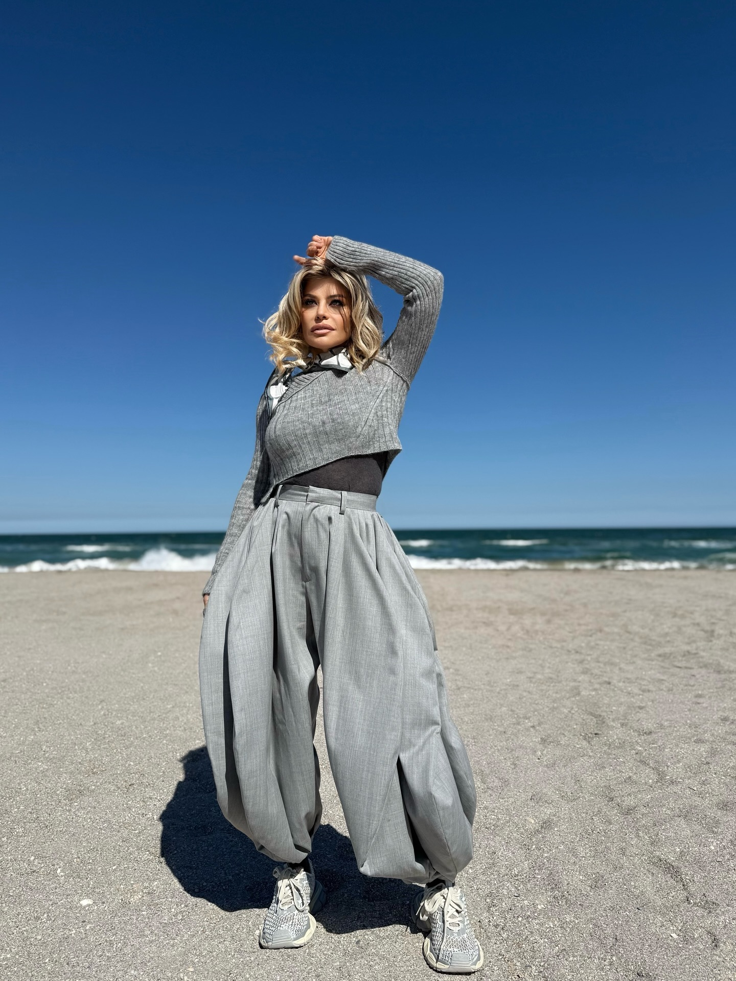 Loredana Groza, în pantaloni-gogoșari la plajă. Apariția cântăreței a fost comentată de fani: „Talentată, sexy și mereu cool”