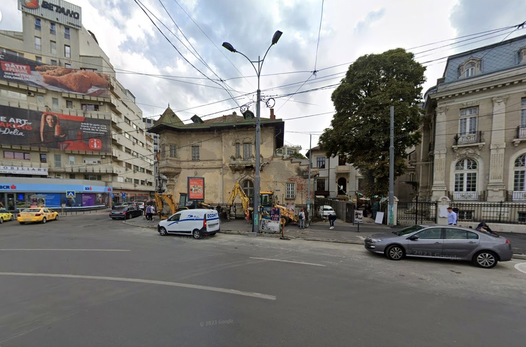 Casa Nicolae Petrașcu din Piața Romană va fi consolidată. Imobilul este părăsit și se degradează de 20 de ani. Cum arăta acum un secol
