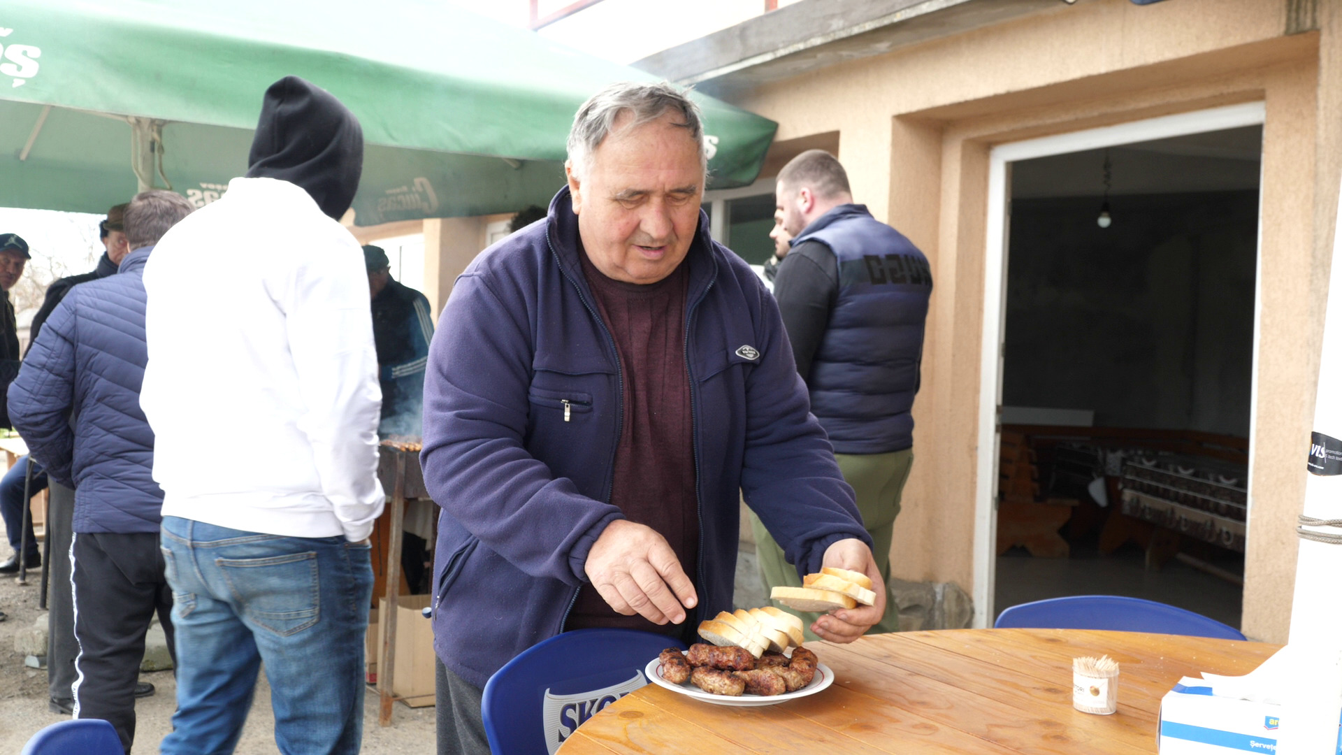 Micii sfârâie, berea curge, iar românii se împart în două tabere de 1 Mai. Ce spun cifrele și cine e regele sărbătorii