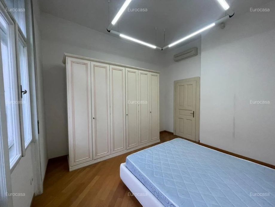 Cât costă un apartament în cea mai fotografiată clădire din centrul Timișoarei? FOTO