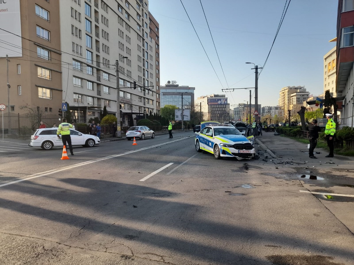 Un BMW nou al Poliției, distrus într-un accident cu patru mașini pe o stradă din Cluj