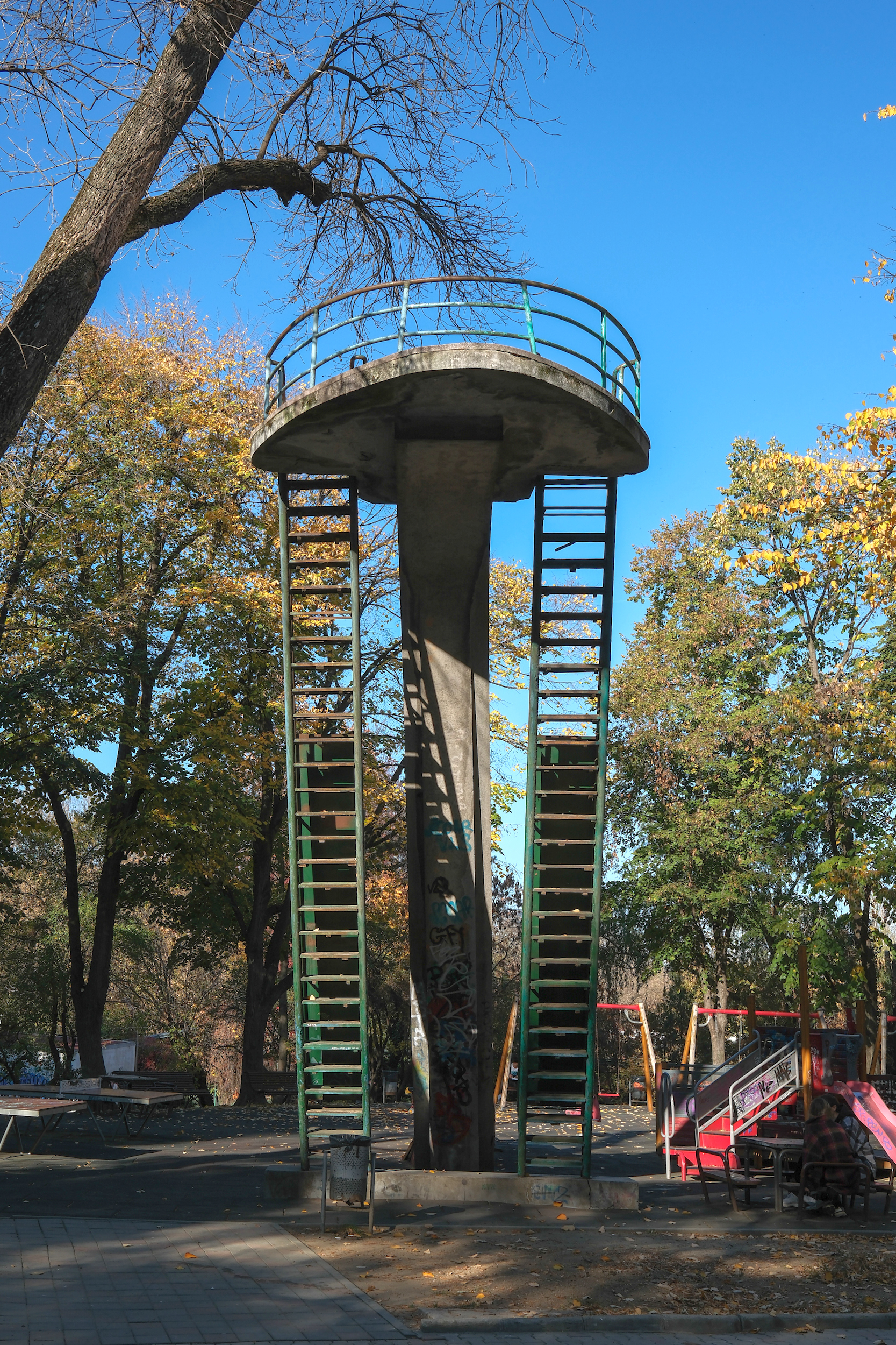 Cel mai vechi tobogan din România încă rezistă în parcul Floreasca din București. „Drumul spre școală începea obligatoriu aici”