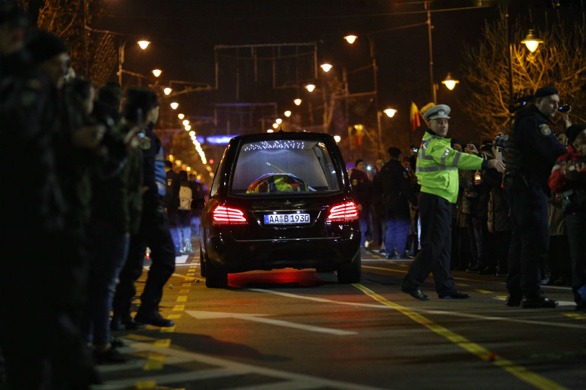 FOTO | Sicriul cu trupul Regelui Mihai a trecut pe sub Arcul de Triumf, în drum spre Palatul Regal