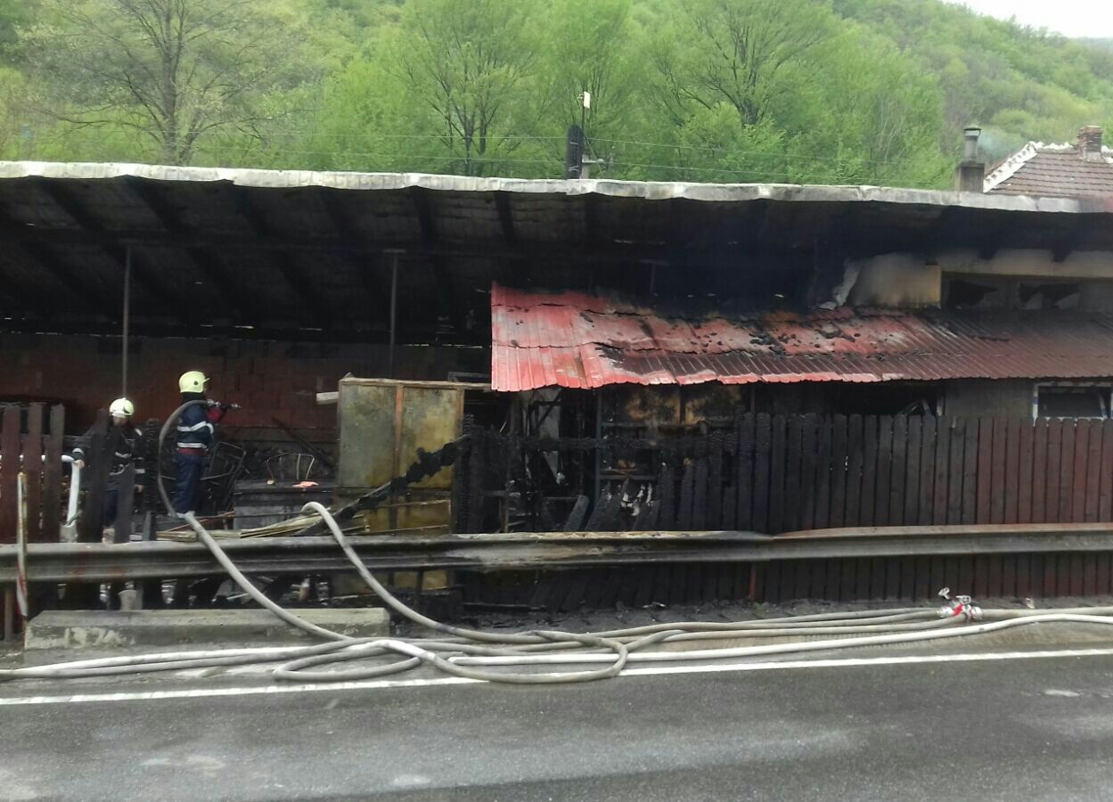 UPDATE: Incendiu la un restaurant din Băile Herculane. De la ce a pornit focul
