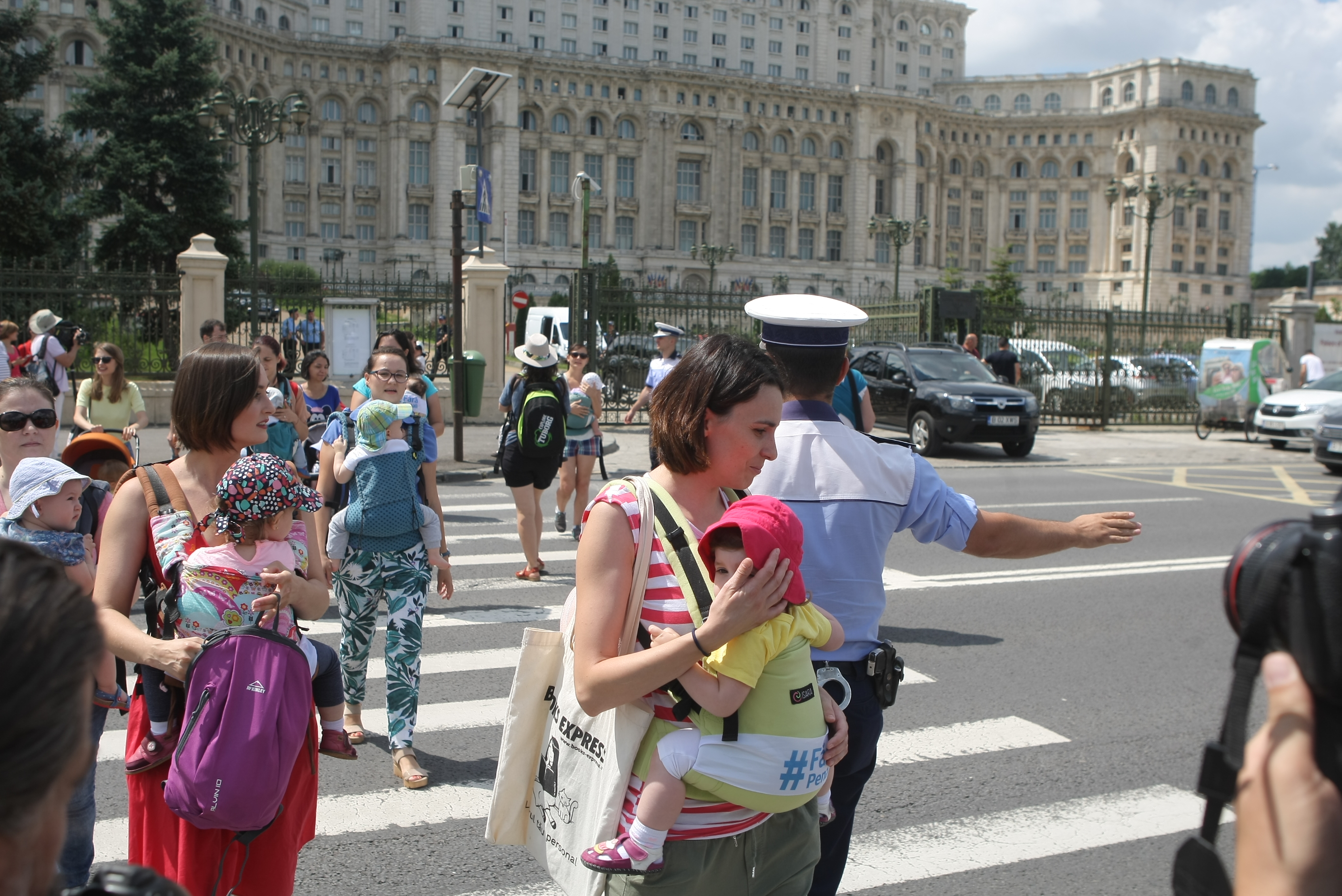 FOTO&VIDEO/ Protest al mamelor la Palatul Parlamentului. Au traversat încontinuu pe o trecere de pietoni din zona Parcului Izvor