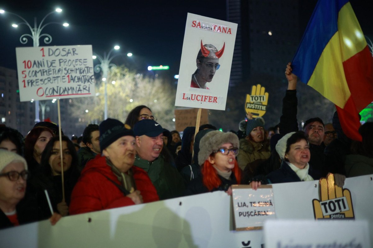 Nou protest în Piața Victoriei din București. Câteva mii de oameni au cerut demisia șefei Curții Supreme, Lia Savonea, pentru neregulile din justiție, în a patra zi consecutivă