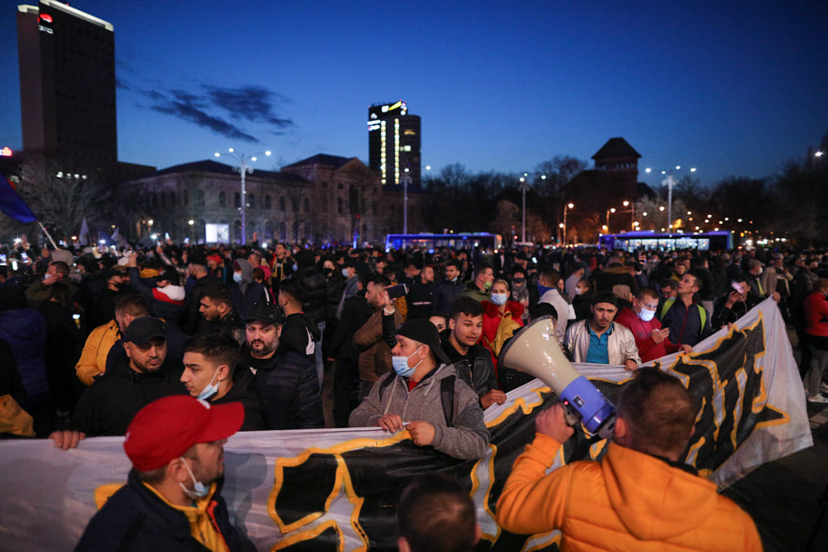Protestul anti-restricții din Capitală, încheiat cu violențe și arestări. Manifestații și în alte orașe din țară
