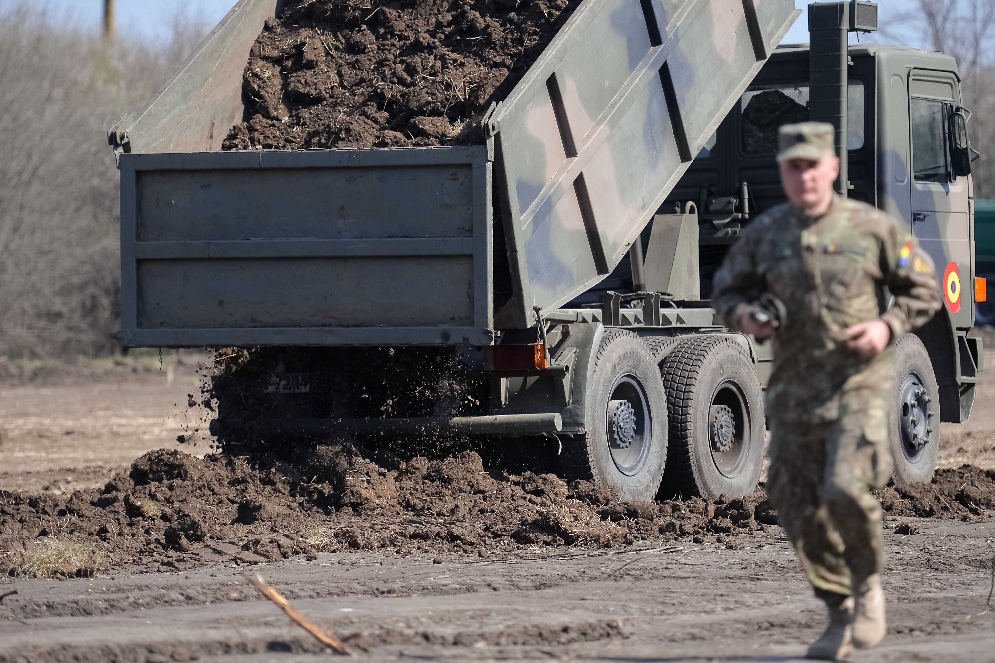 Imagini din locul unde Armata construiește un spital militar pentru pacienții cu COVID-19