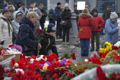 Putin, filmat când aprinde o lumânare în biserică, la două zile de la atac. Imaginile, publicate de Kremlin | VIDEO