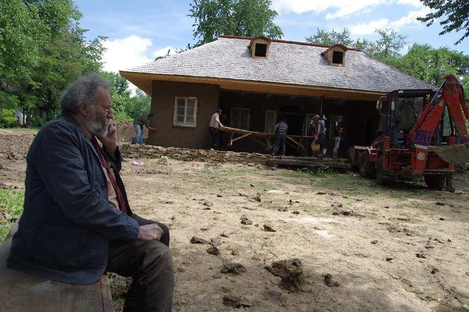 Clacă la casa lui George Enescu! Voluntarii au reparat pereții cu mâinile goale