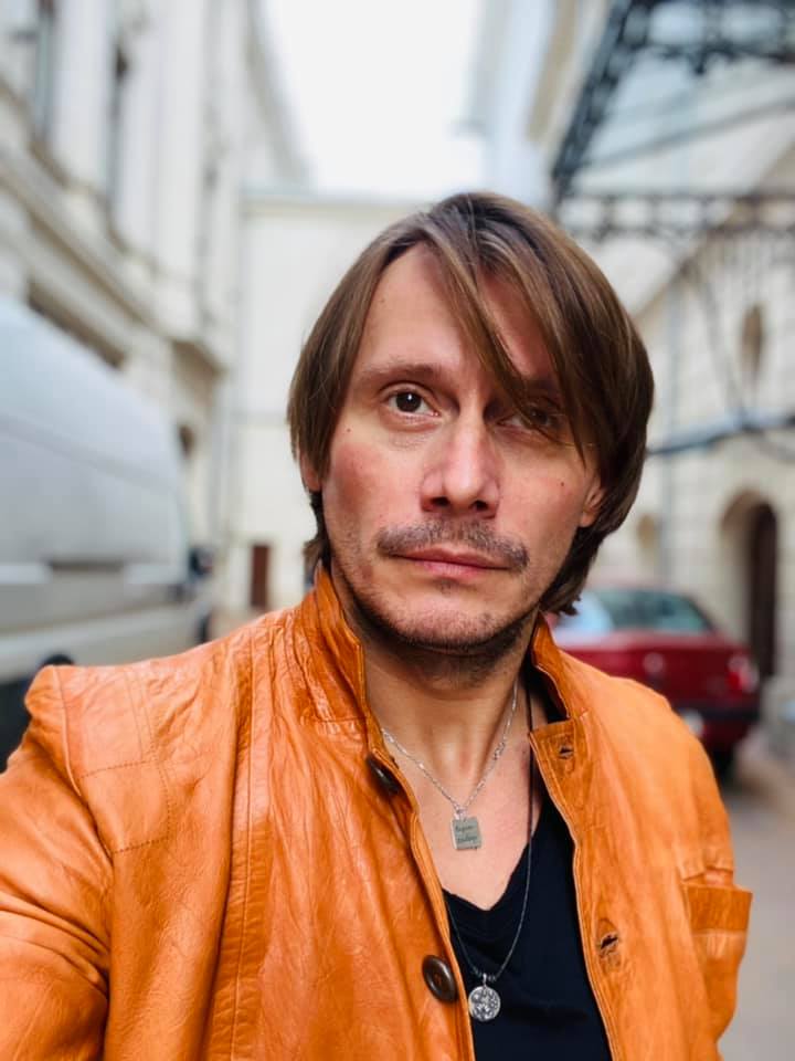 Marius Manole a explicat cum s-a accidentat pe scenă, în timpul spectacolului: „Așa mi-am rupt tot piciorul”. De ce nu ia o pauză pentru recuperare