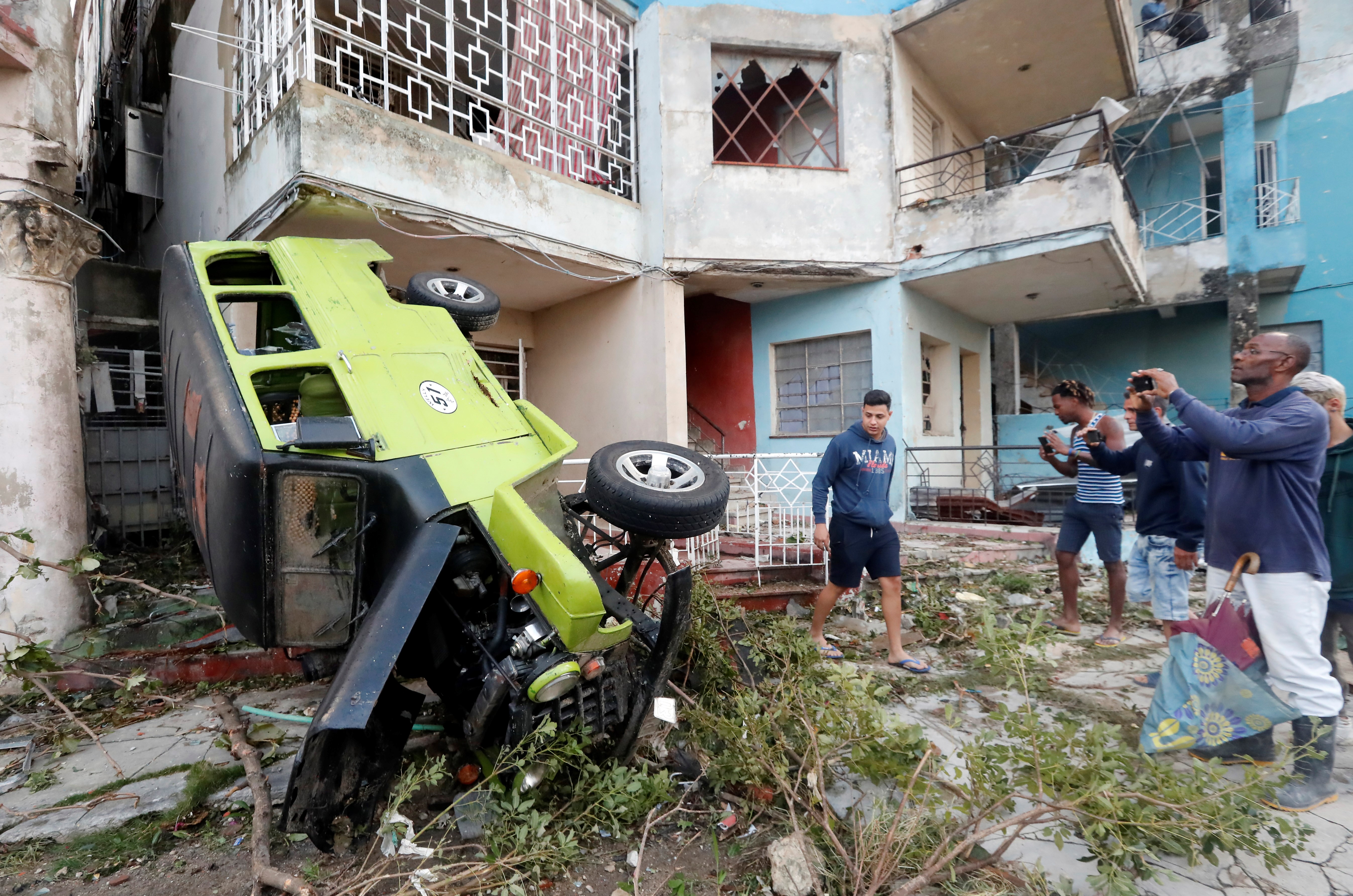 FOTO / Imaginile dezastrului provocat de tornada din Havana, în Cuba. Mașinile au fost spulberate de vânt