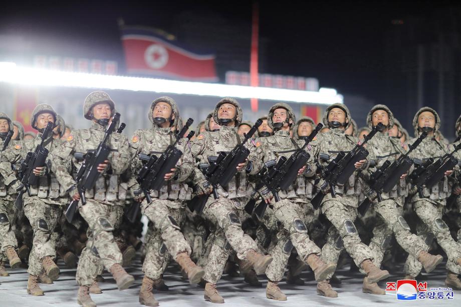Paradă militară cu surprize în Coreea de Nord. Kim Jong-un a prezentat o rachetă balistică uriașă