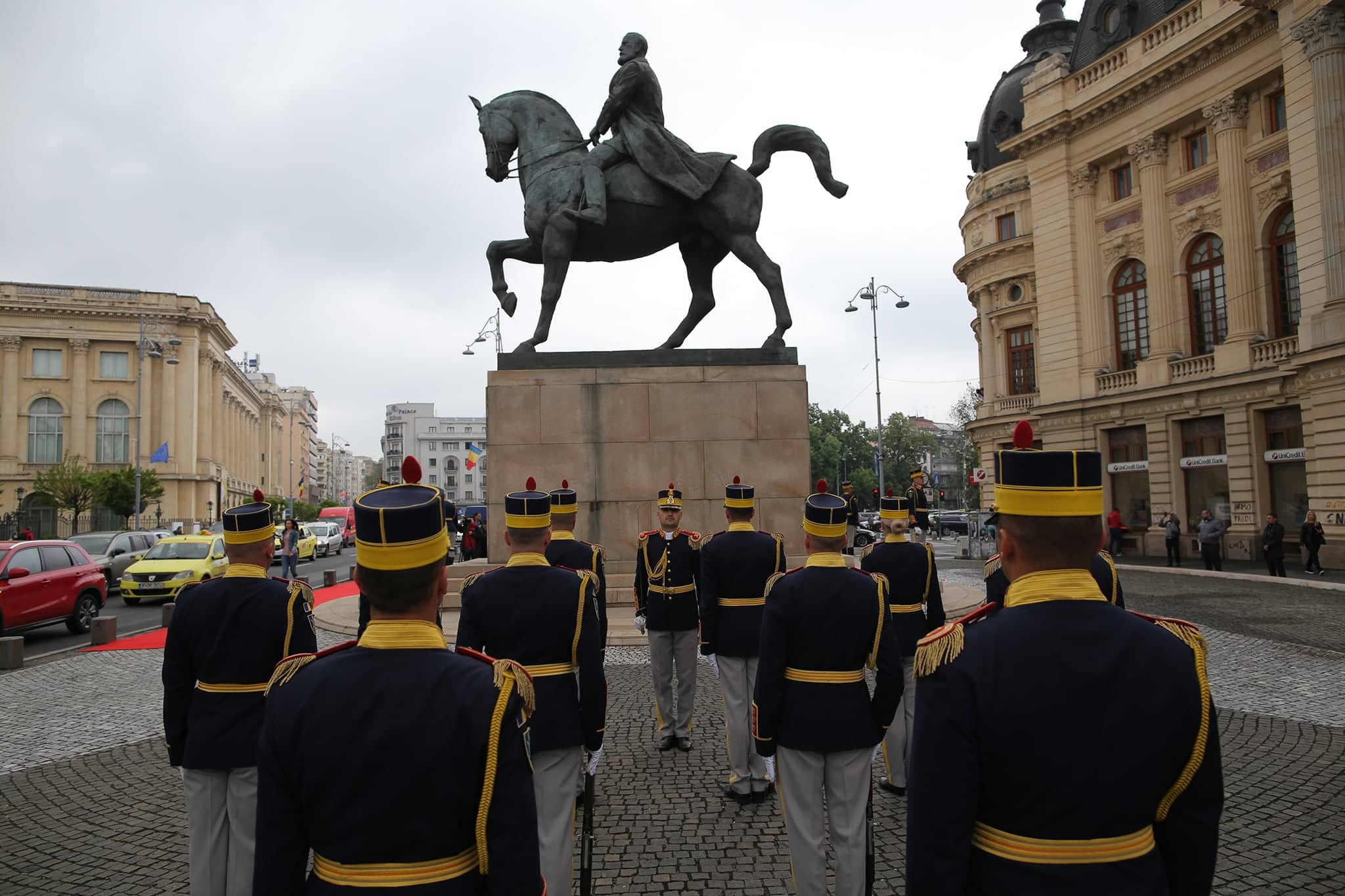 UPDATE. Ziua Regelui, marcată prin manifestări culturale. Ceremonie militară şi depuneri de coroane de flori la statuia Regelui Carol I din Piaţa Palatului Regal | FOTO&VIDEO