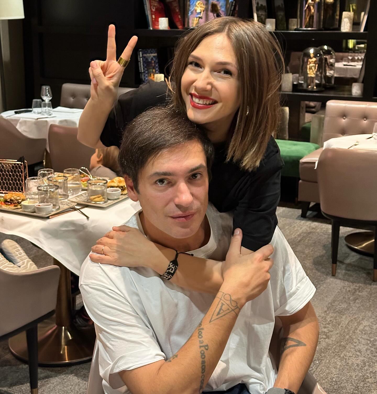 Adela Popescu, detalii neștiute despre familia ei. „Îți vine să mai spargi o farfurie de nervi. Nimic nu durează la infinit”. Ce i-a transmis Laura Cosoi