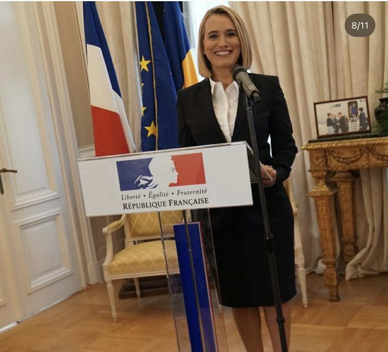 Cum a apărut îmbrăcată Andreea Esca la recepția oferită de Ambasada Franței în România. Rochia purtată de prezentatoare nu e deloc ieftină