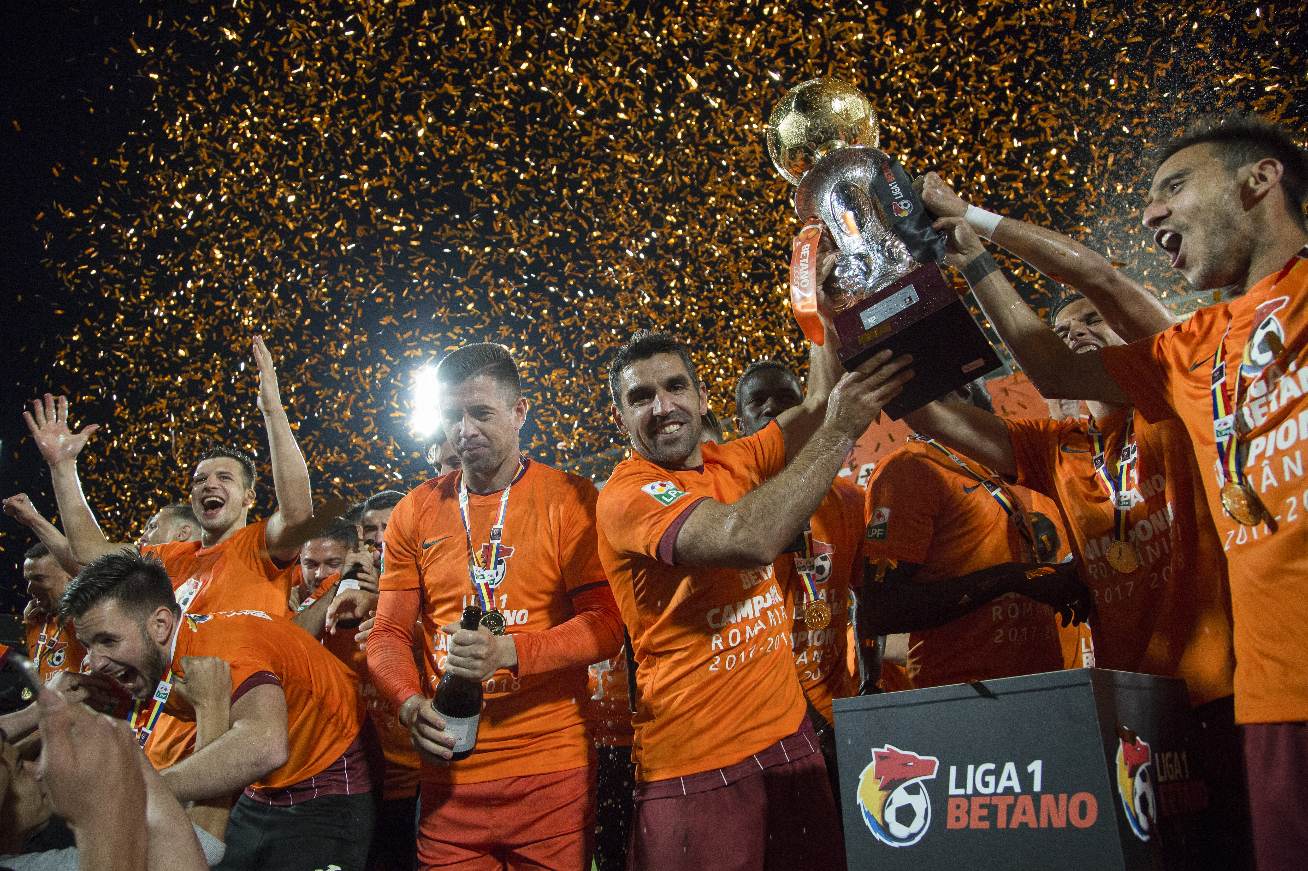 CFR Cluj, campioana României la fotbal în 2018. Imaginile bucuriei. ”Bursucul” vrea să continue, dar e sigur: ”Dacă jucam ca Barcelona eram acum pe locul 8” / FOTO